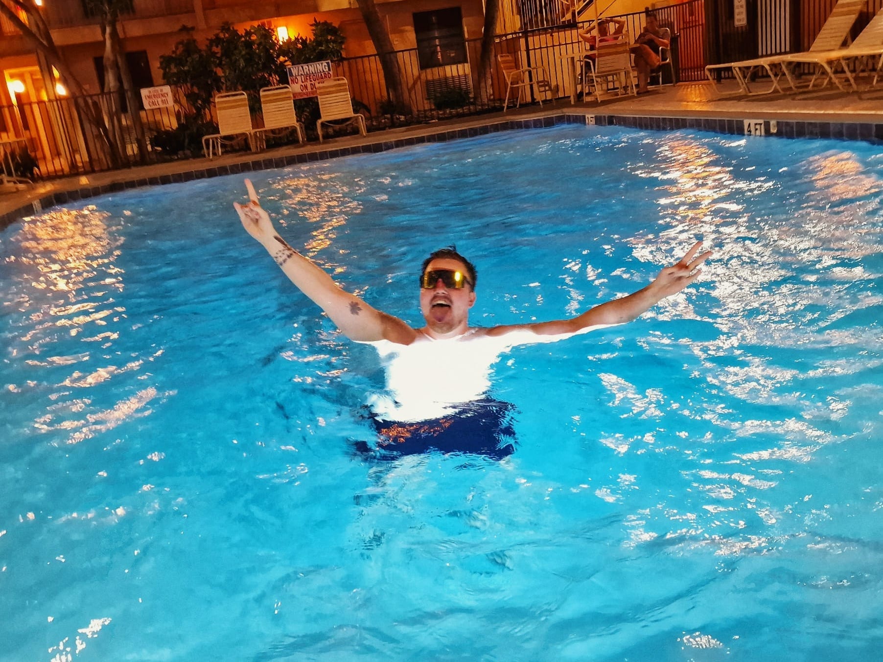 Mann im Schwimmbad