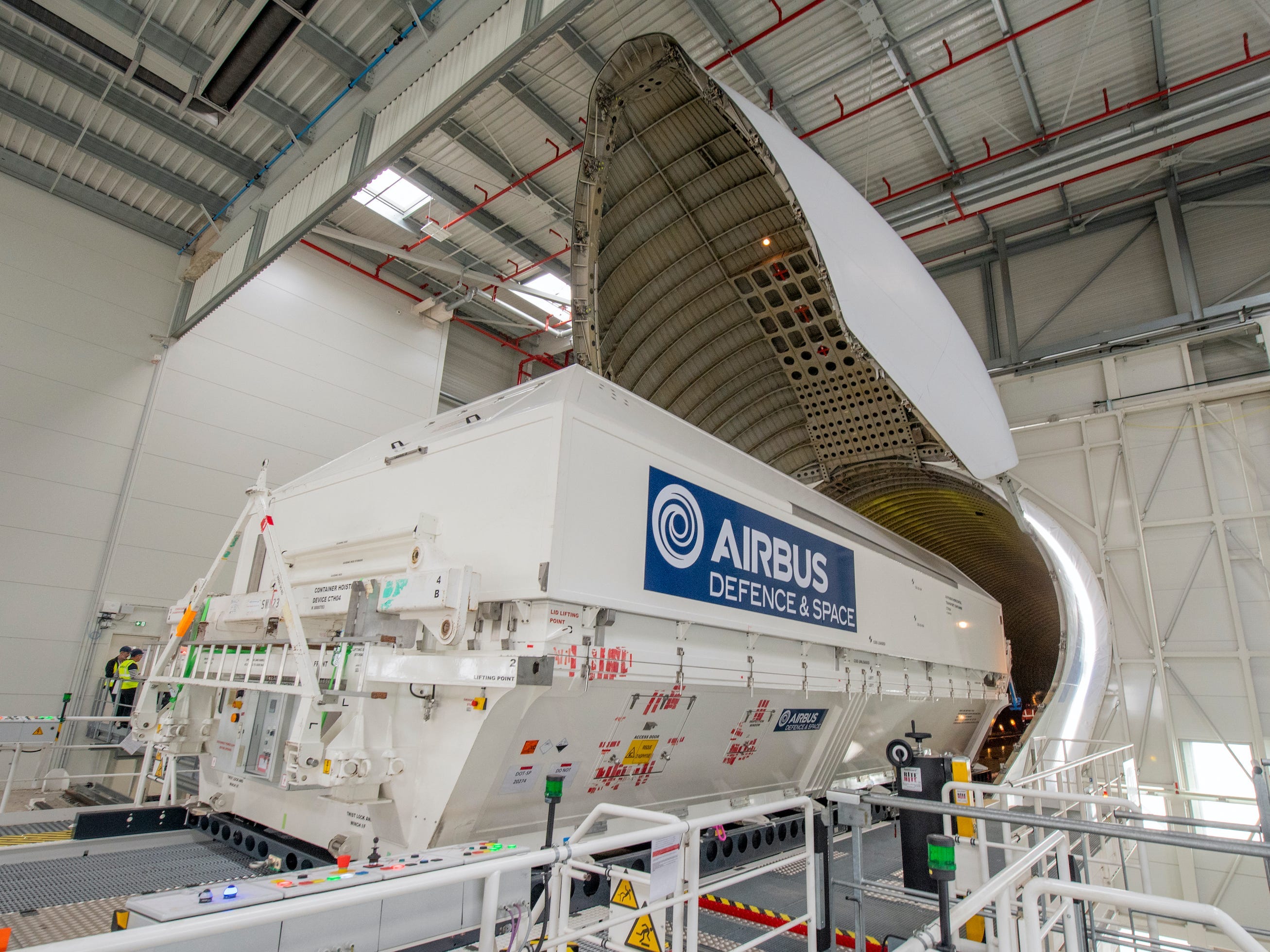 Ein BelugaST liefert im Oktober 2022 einen Airbus-Satelliten an einen Kunden in Florida und markiert damit seine erste Reise in die USA seit 2009.