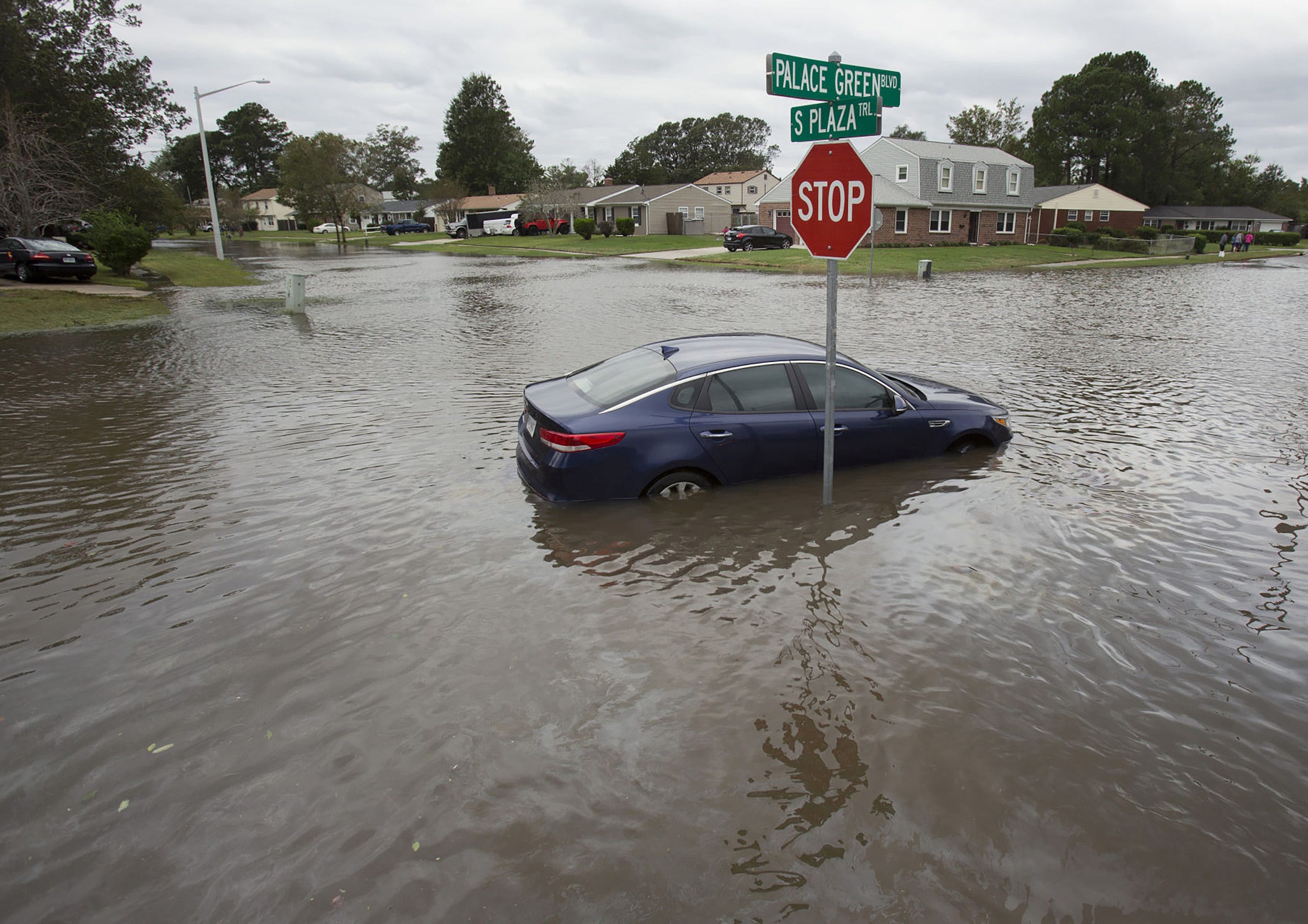 Ein Auto wurde auf der Straße in Virginia Beach, Virginia, überschwemmt.