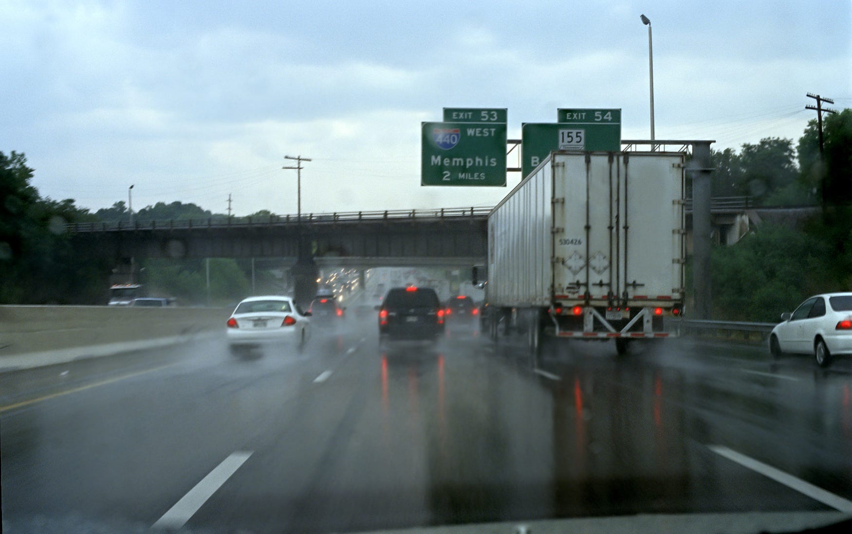 Eine nasse Autobahn in Memphis, Tennessee.
