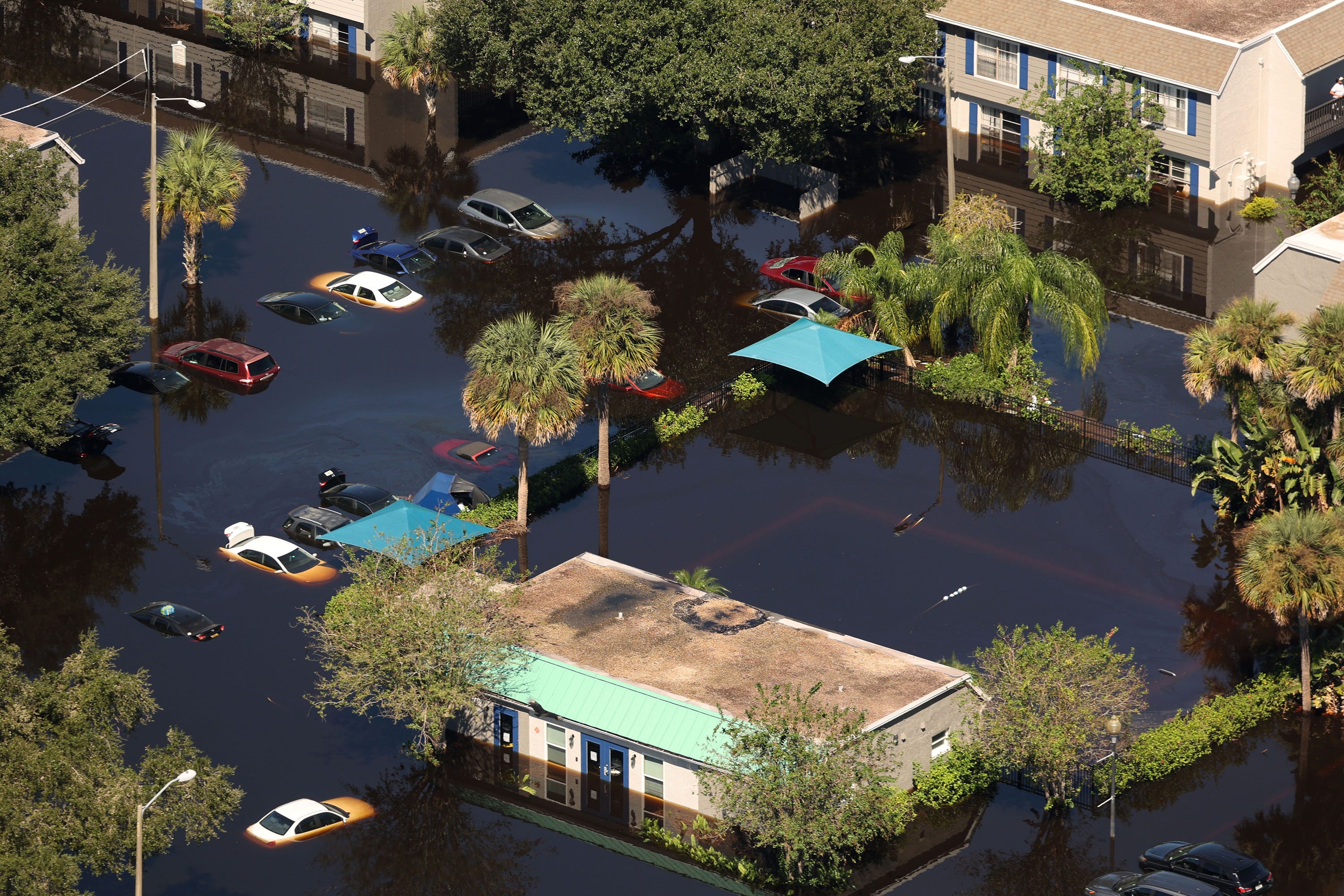 In Orlando, Florida, wurden Autos und Gebäude überschwemmt.