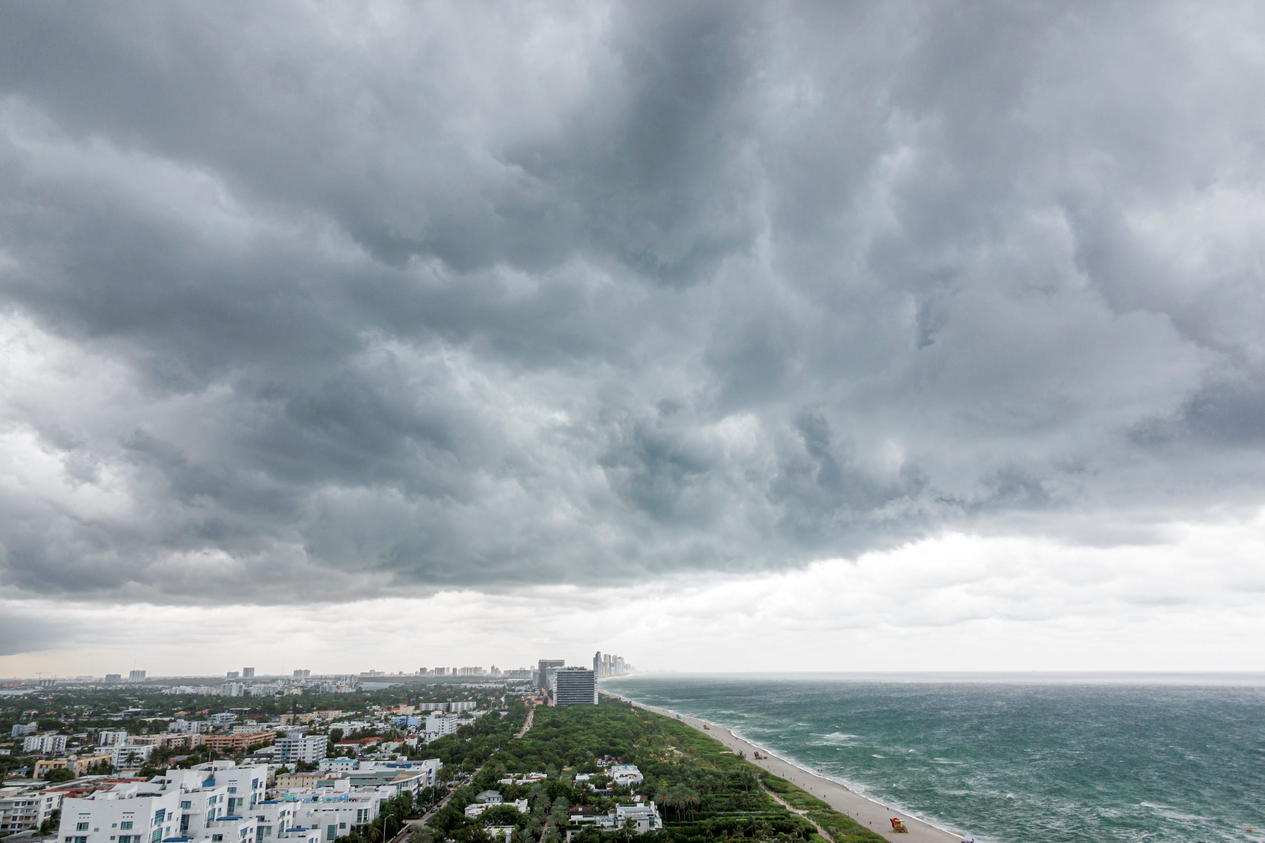 Ein Hurrikan braut sich in den Wolken über Miami zusammen.