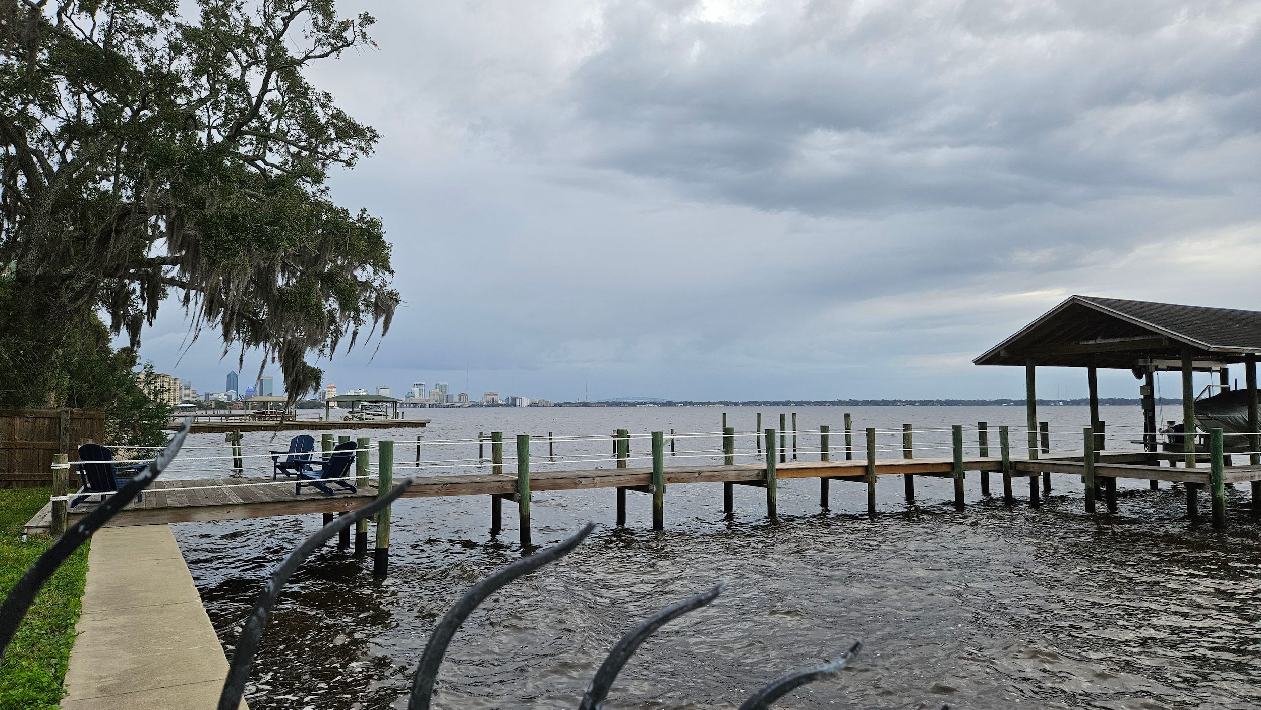 Ein Pier unter einem bewölkten Himmel in Jacksonville, Florida.