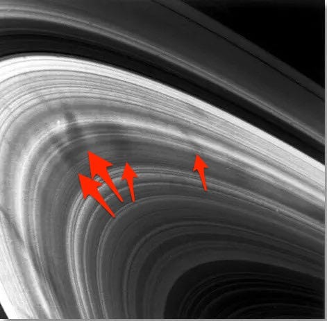 Das Voyager-2-Bild der NASA zeigt die geheimnisvollen dunklen Ringspeichen des Saturn.