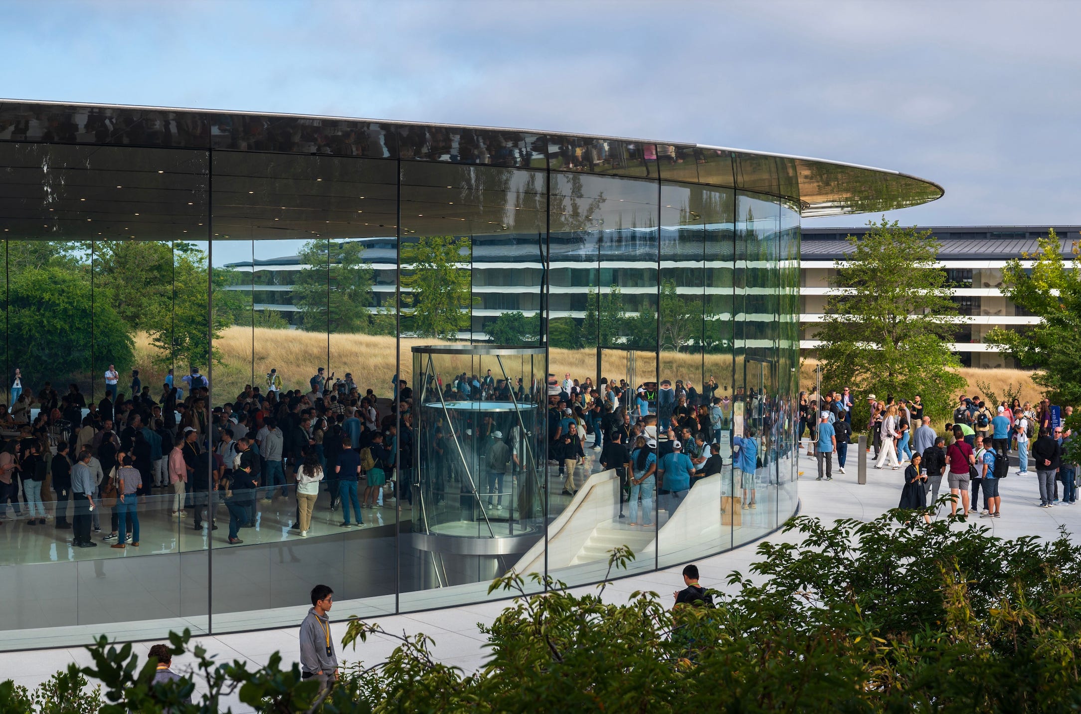 Steve Jobs Theater, ein rundes Gebäude mit raumhohen Glasfenstern