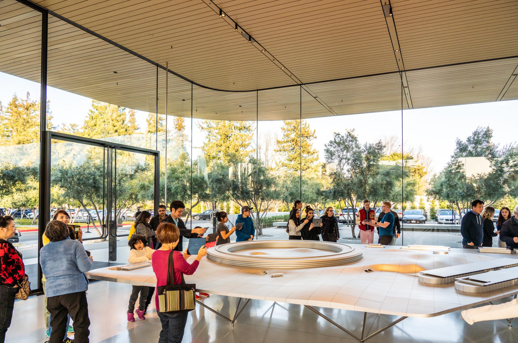 Menschen versammeln sich im Apple Park Visitor Center