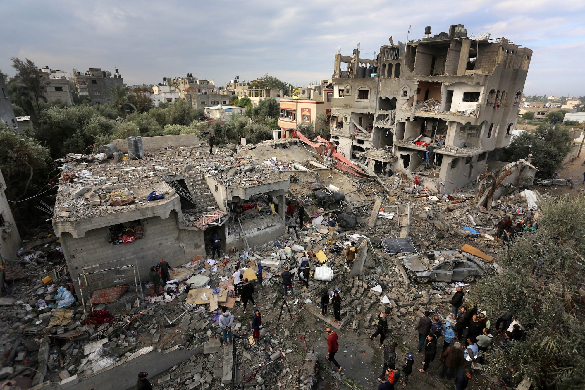 Das israelische Militär sagte, seine Luftangriffe hätten im überfüllten Maghazi-Flüchtlingszentrum großen Schaden angerichtet, „der hätte vermieden werden können“.