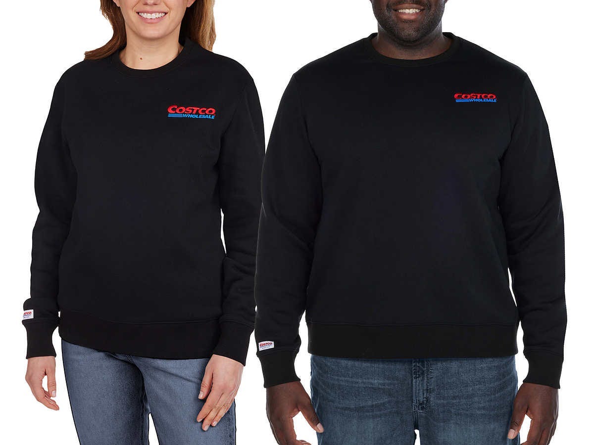 Zwei Models tragen ein schwarzes Sweatshirt mit Costco-Logo