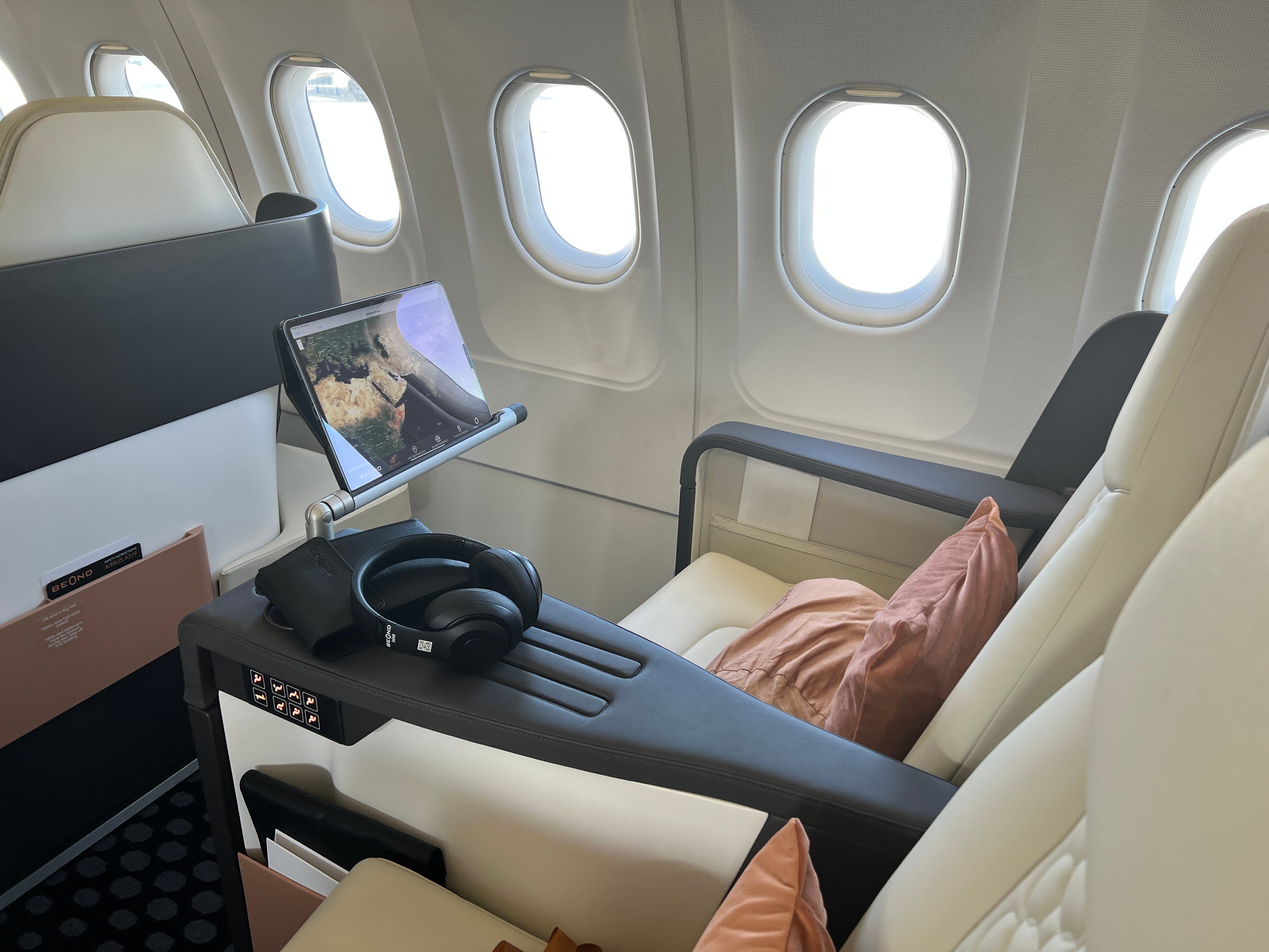 ein iPad, das aus einem Sitz im Beond-Flugzeug auf der Dubai Air Show herausragt