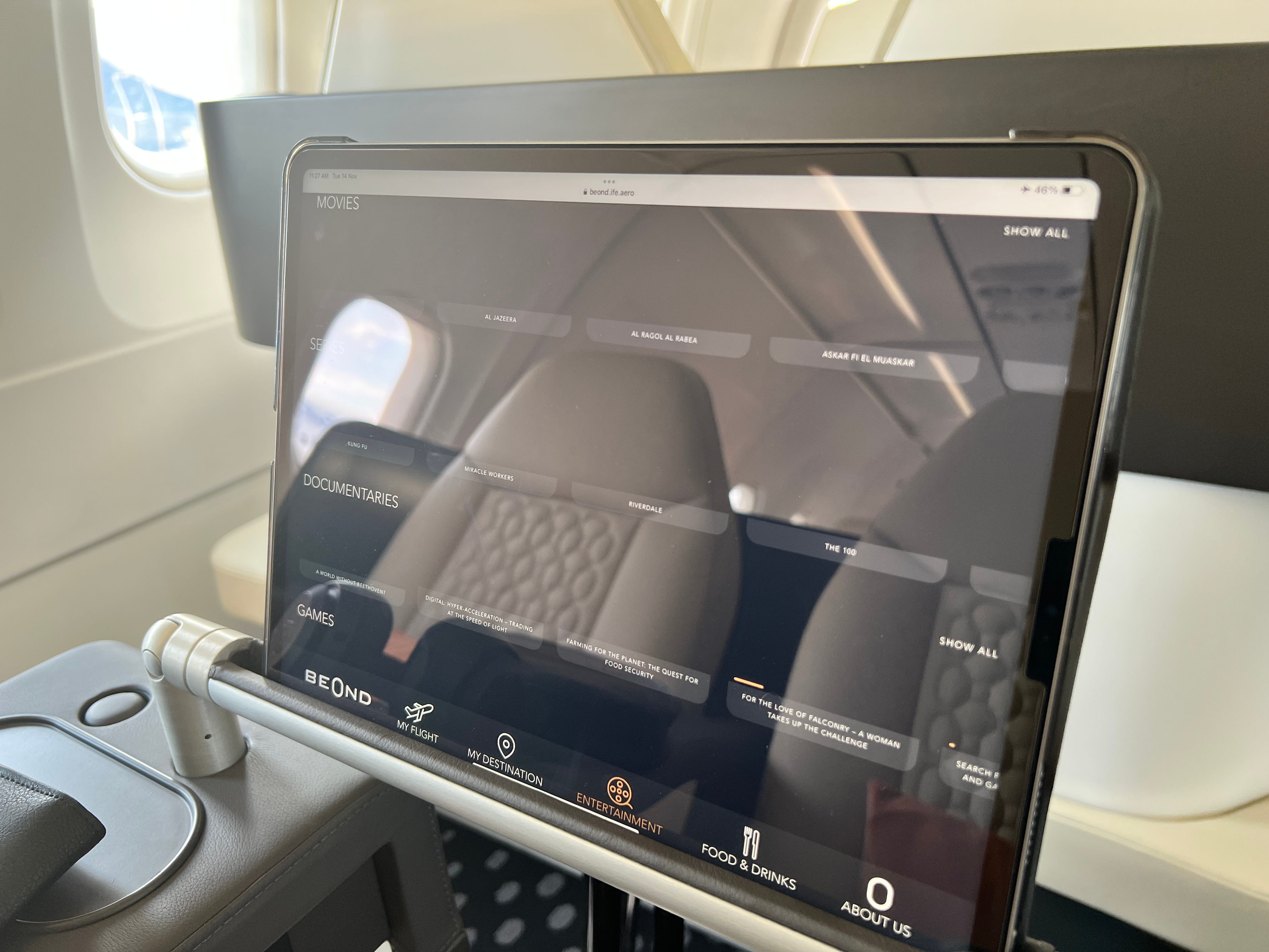 Ein iPad an Bord eines Beond-Flugzeugs zeigt Textbeschreibungen von Filmen und Fernsehsendungen, aber keine Bilder