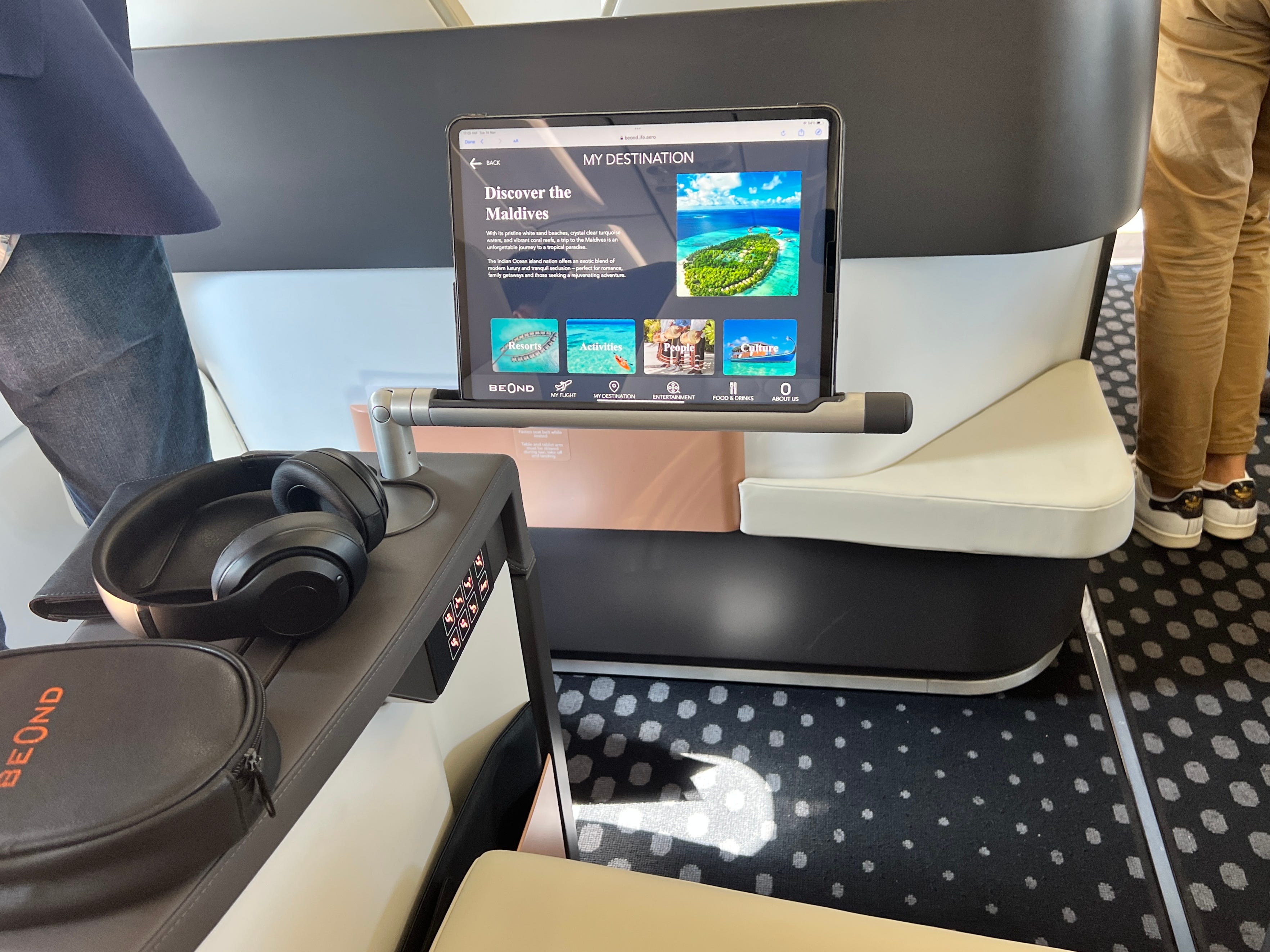 Ein iPad an Bord eines Beond-Flugzeugs zeigt Informationen über die Malediven an