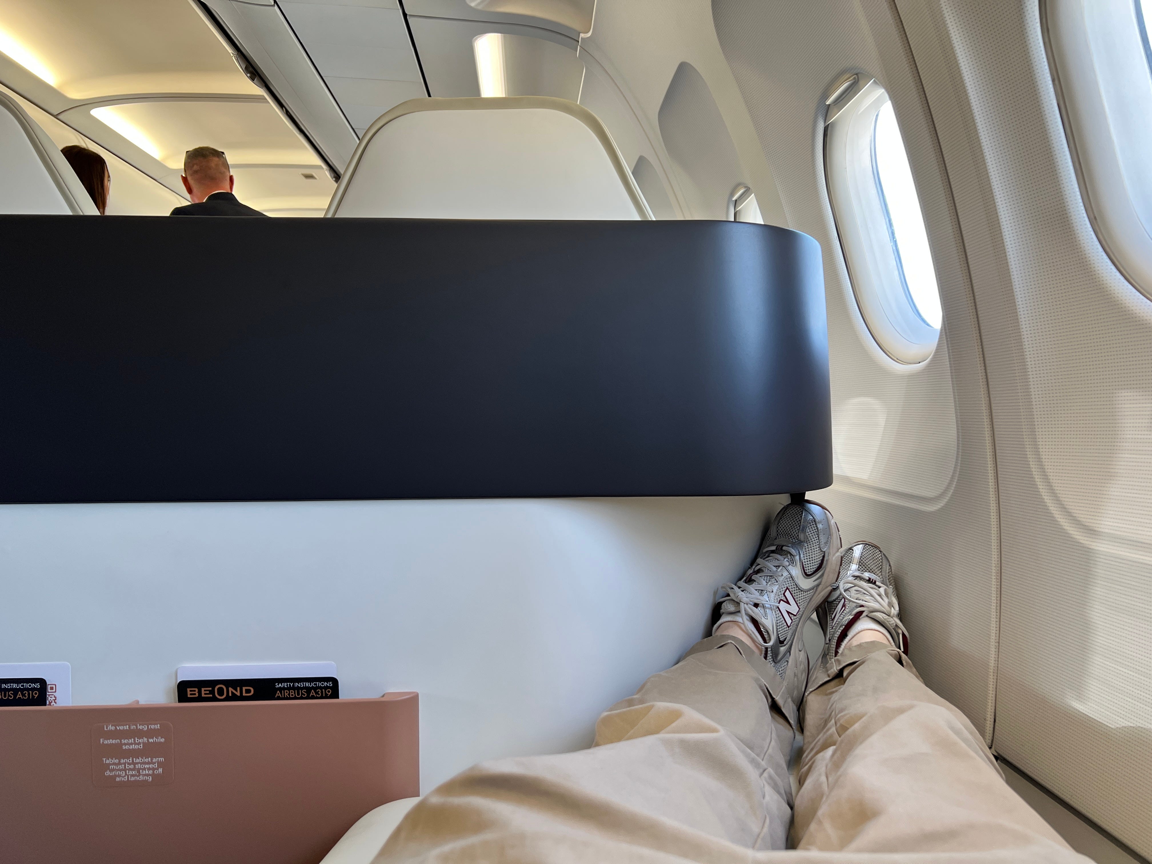 Aus der Sicht eines Passagiers an Bord einer Beond A319, bei der der Sitz als Liegebett dient, wird deutlich, wie eng die Fußstütze ist