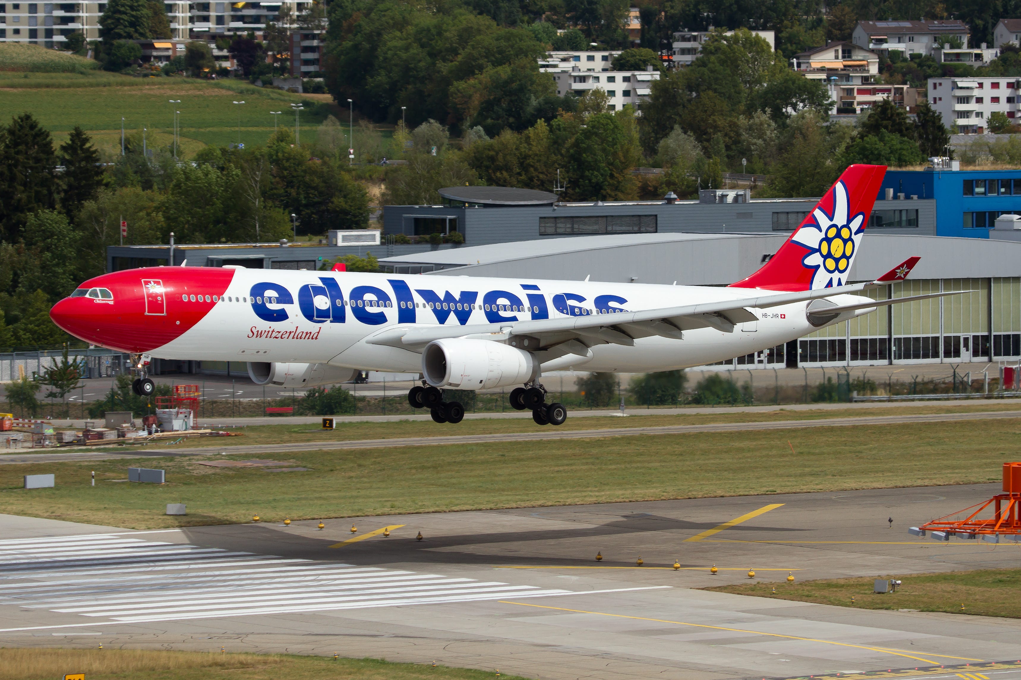Edelweiss Air Airbus 330-300 landet in Zürich