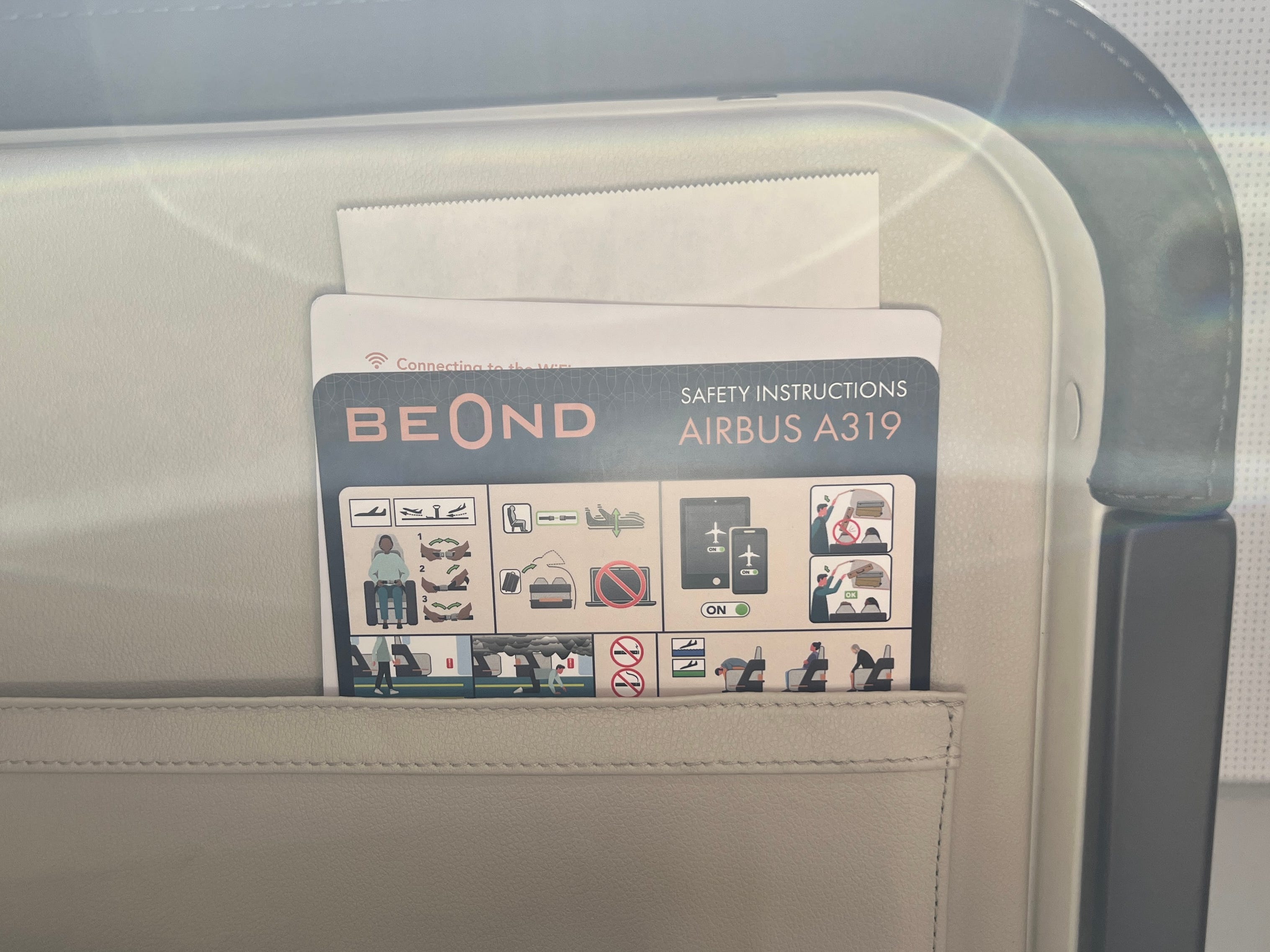 Die Sicherheitsanweisungen für den Airbus A319 in der Sitztasche eines Beond-Flugzeugs