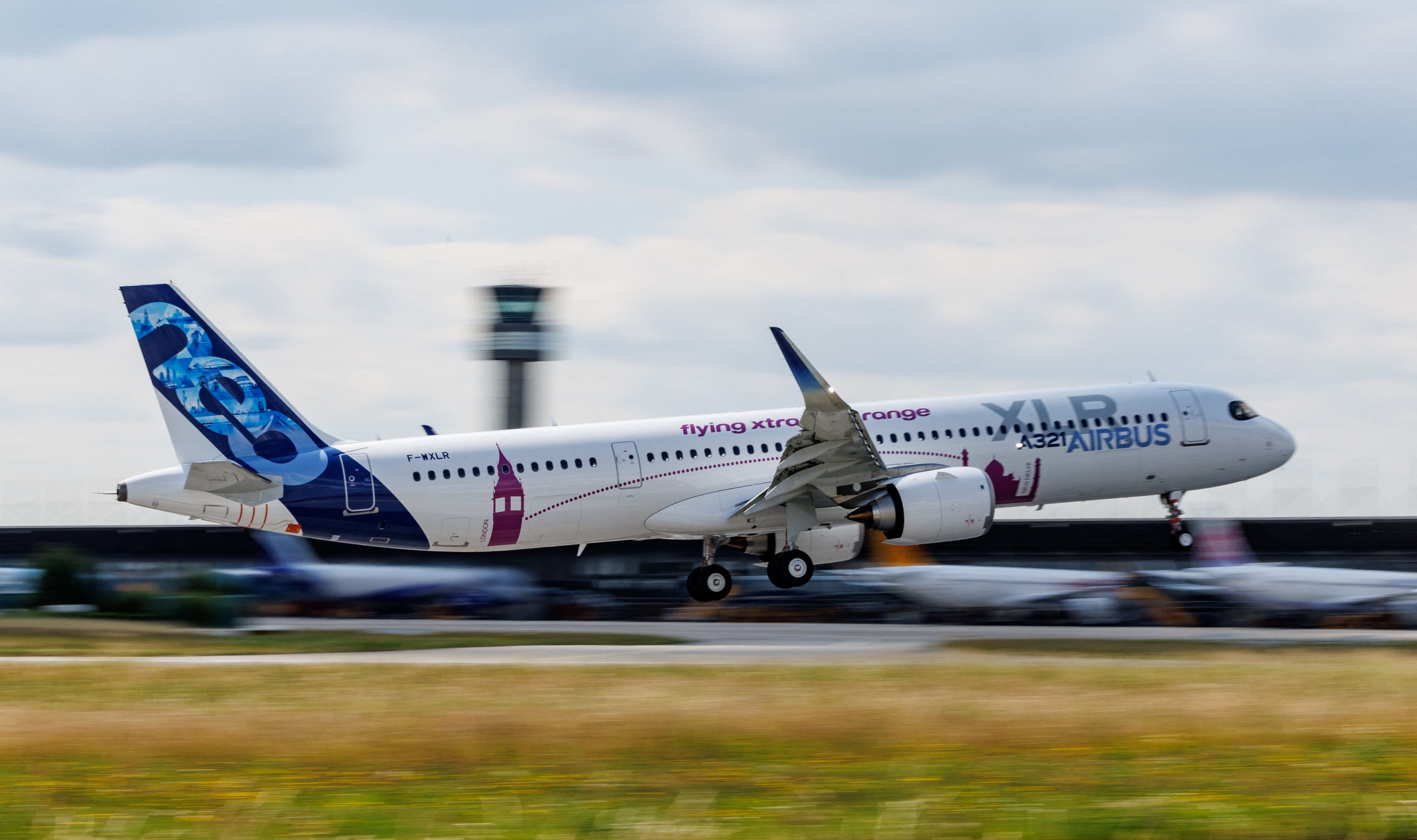 Am 15. Juni 2022 startet ein Airbus A321XLR-Flugzeug zu seinem Erstflug vom Airbus-Werk in Hamburg, Norddeutschland