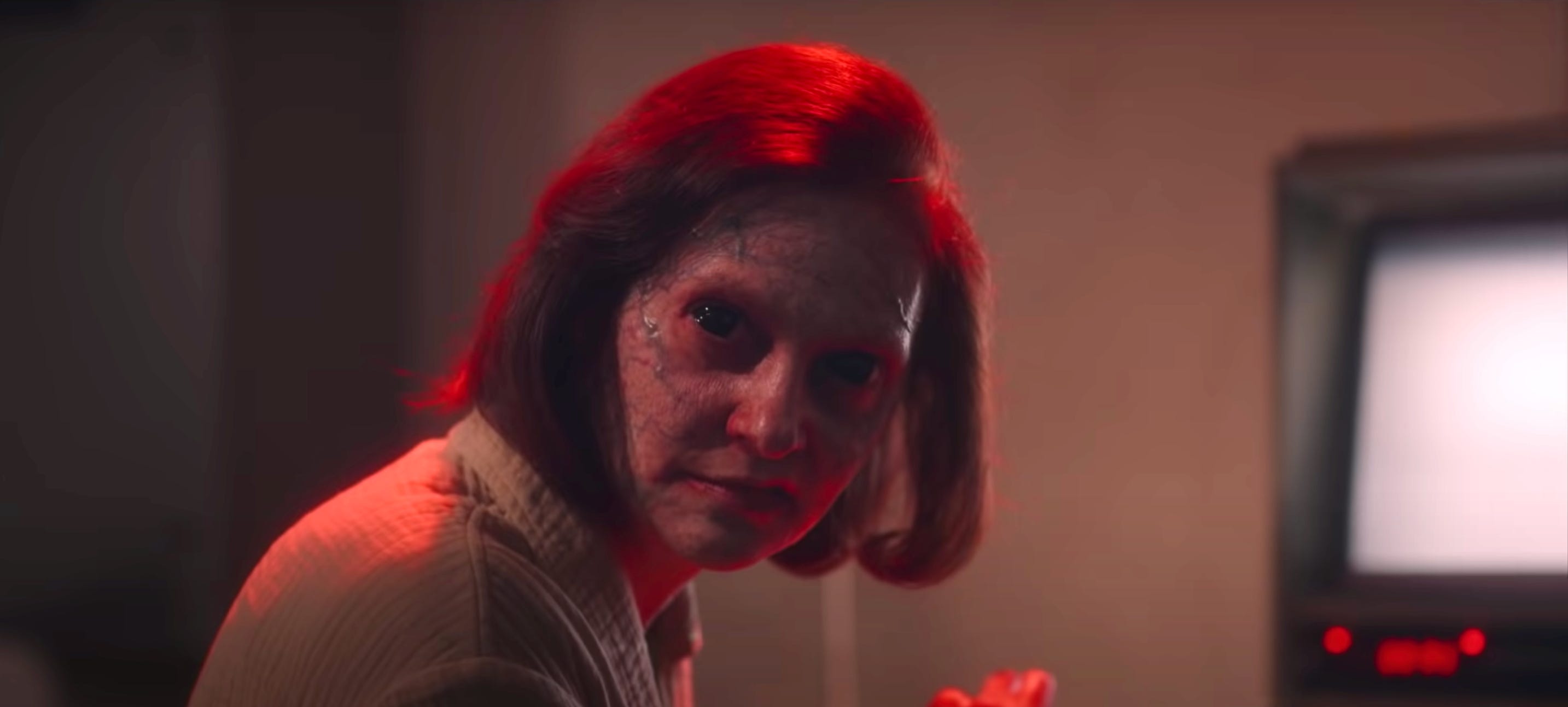 In diesem Standbild aus „American Horror Stories“ blickt eine mutierte Frau mit kurzen Haaren den Betrachter an.