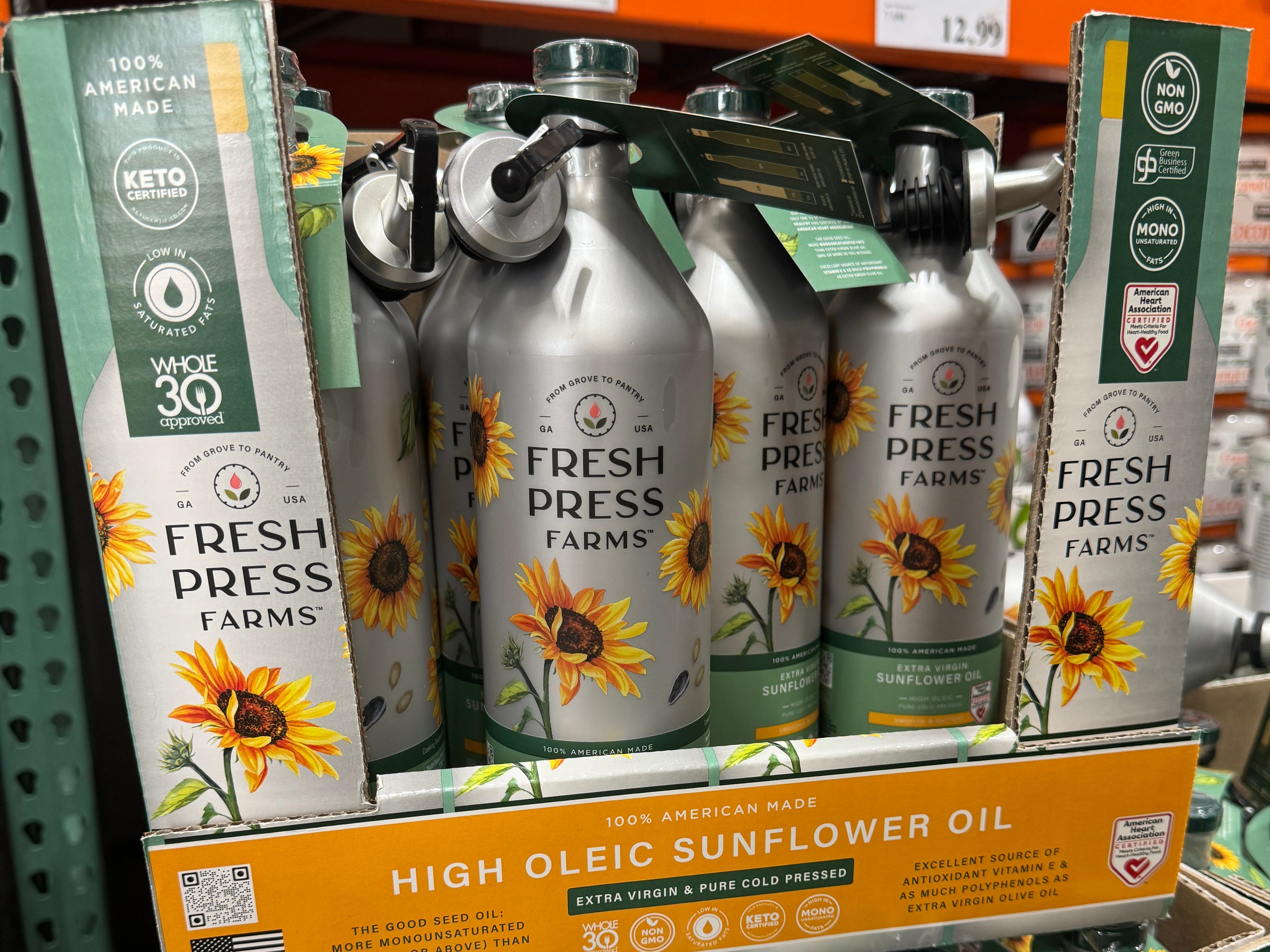 Sonnenblumenöl von Fresh Press Farms in silbernen Flaschen, ausgestellt bei Costco