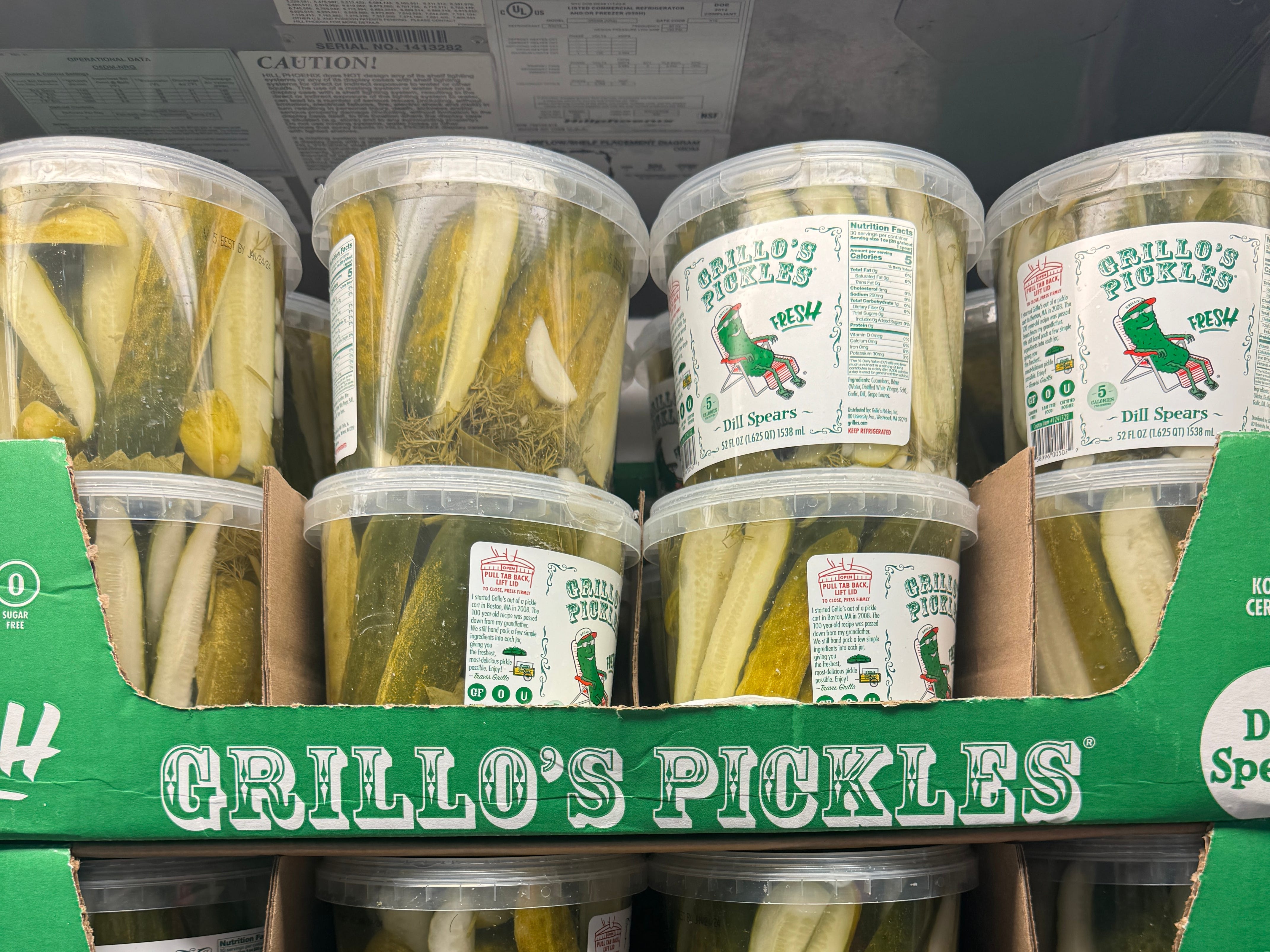 GRillo's Pickles werden bei Costco in Plastikbehältern auf Stapelkartons aus Pappe ausgestellt