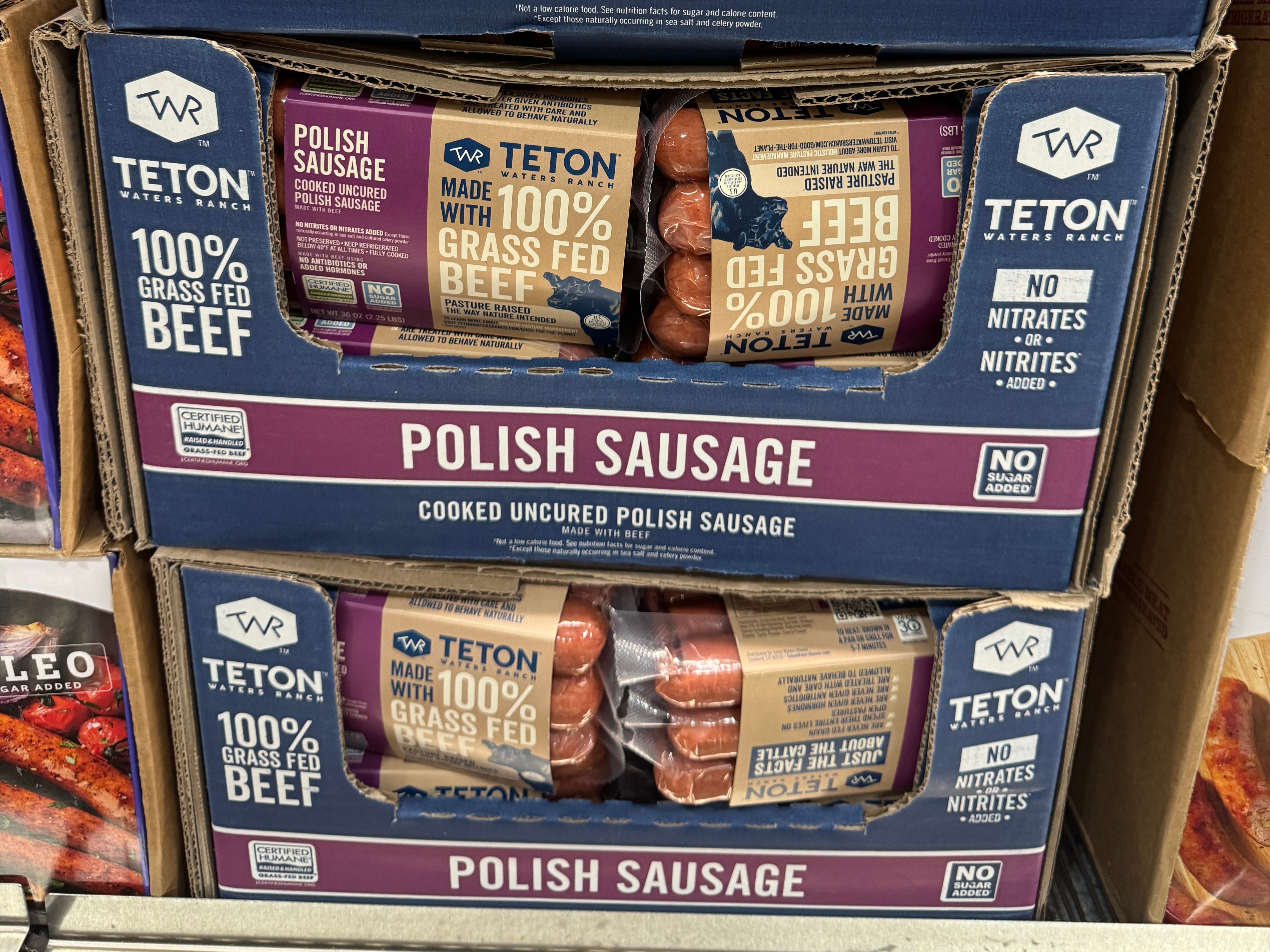Teton Waters Ranch polnische Rindfleischwurstpakete, gestapelt in Pappkartons bei Costco