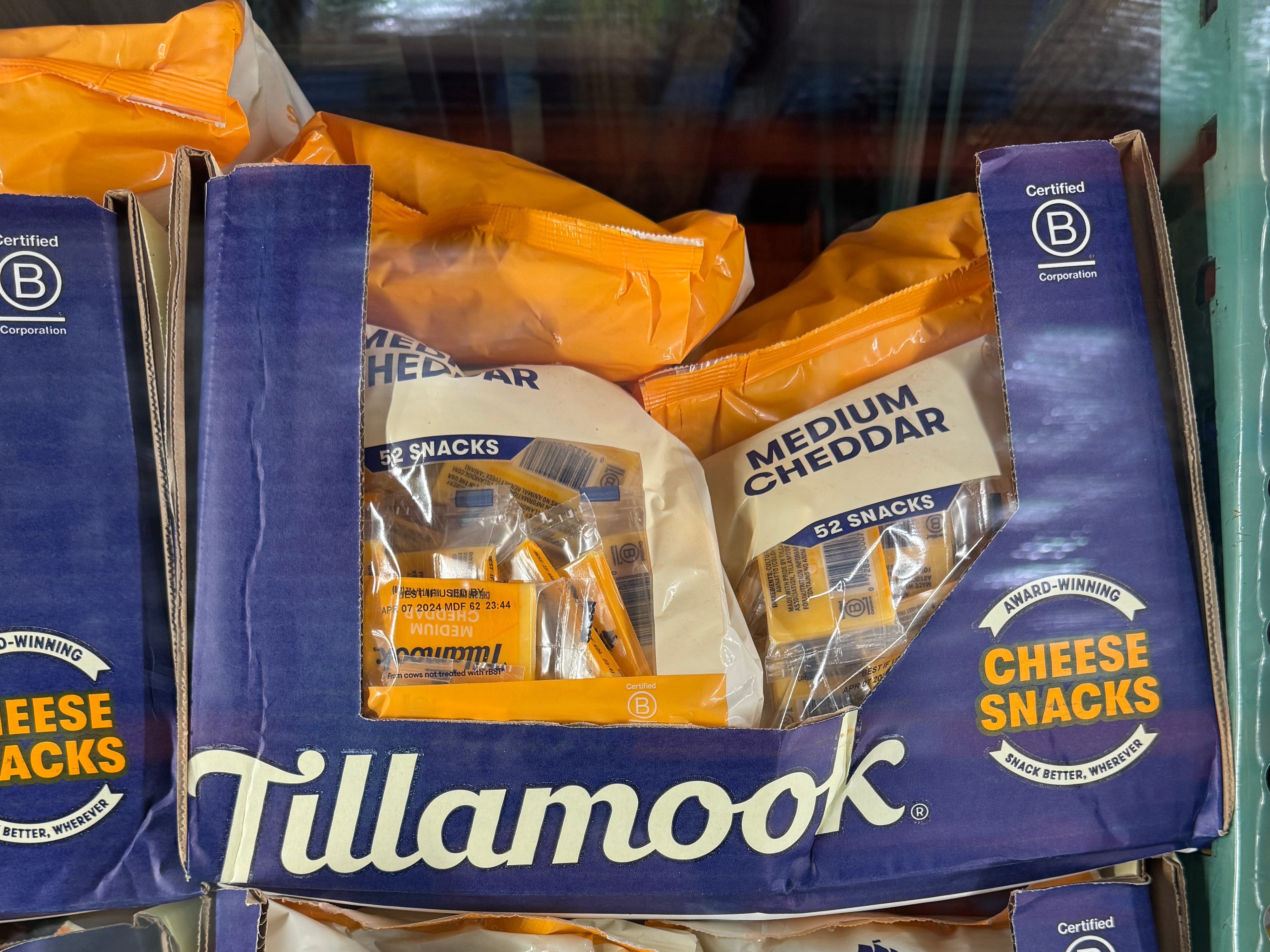 Tillamook-Cheddar-Snacks, einzeln verpackt in einer größeren Tüte, ausgestellt bei einem Costco