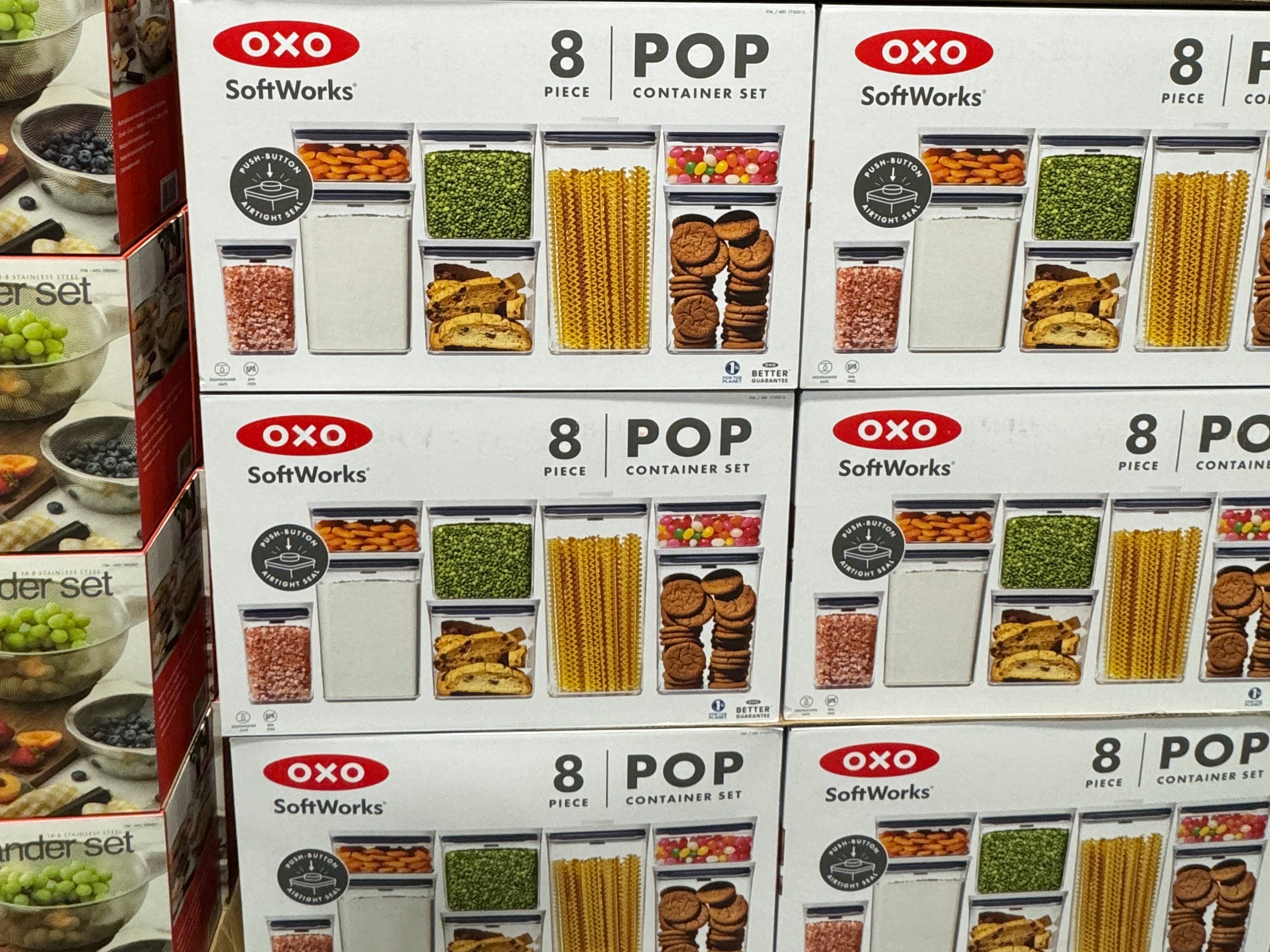 Oxo Pop 8-teilige Vorratsbehälter, gestapelt in Kartons bei Costco