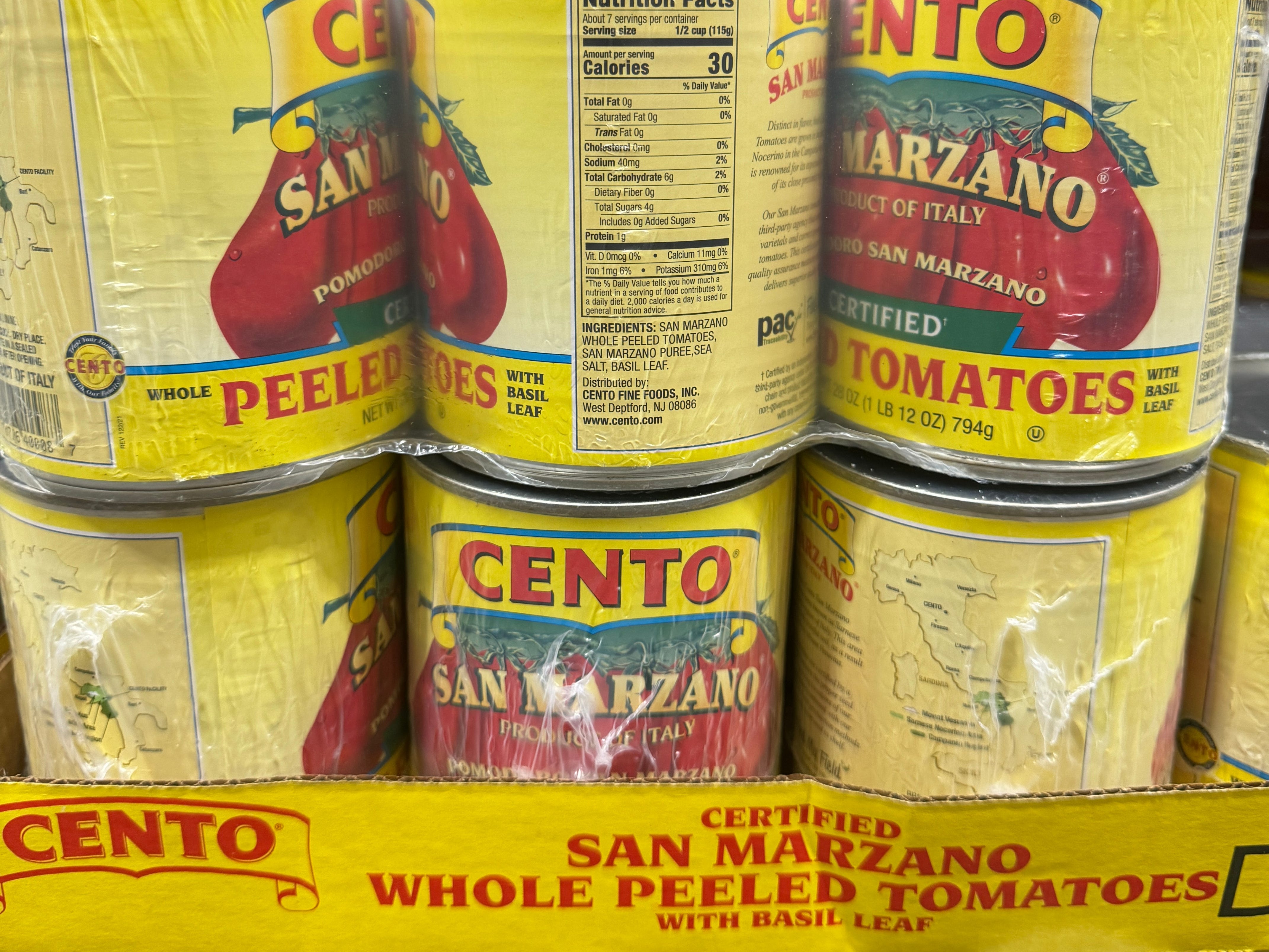 Große Dosen mit ganzen geschälten Cento-Tomaten, ausgestellt bei Costco