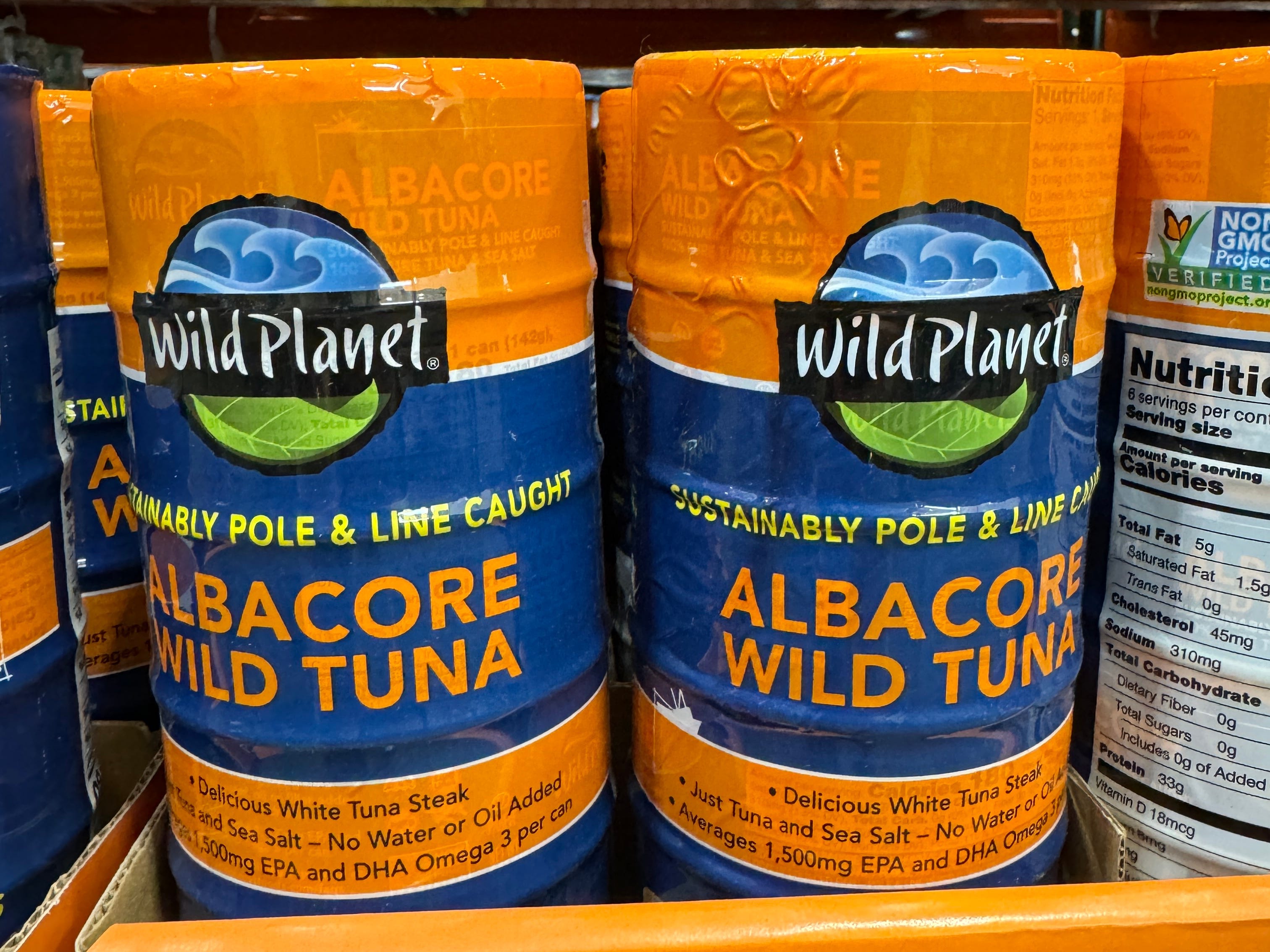 In Stapeln verpackter Thunfisch aus der Dose von Wild Planet wird bei Costco ausgestellt