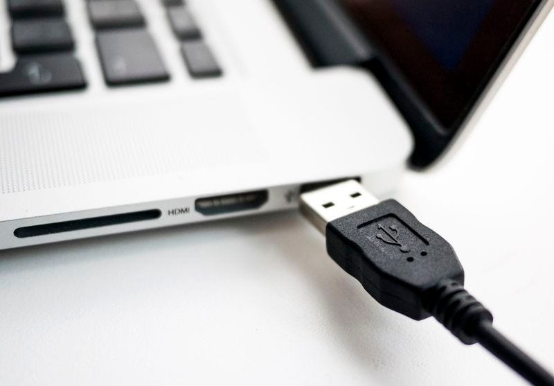 Eine Fotoillustration zeigt ein USB-Gerät, das am 31. Juli 2014 in Berlin an einen Laptop angeschlossen wird. REUTERS/Thomas Peter 