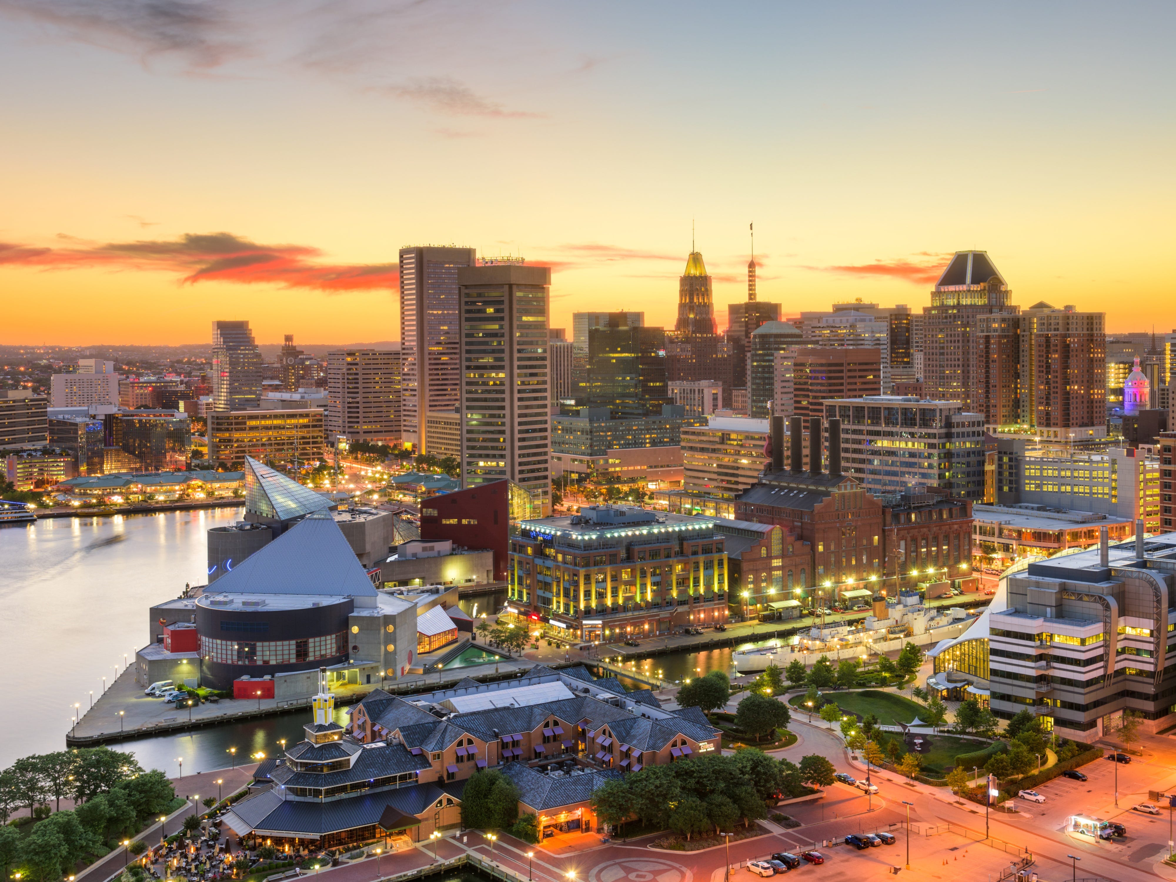 Baltimore, Maryland, Stadtbild der Innenstadt in der Abenddämmerung.