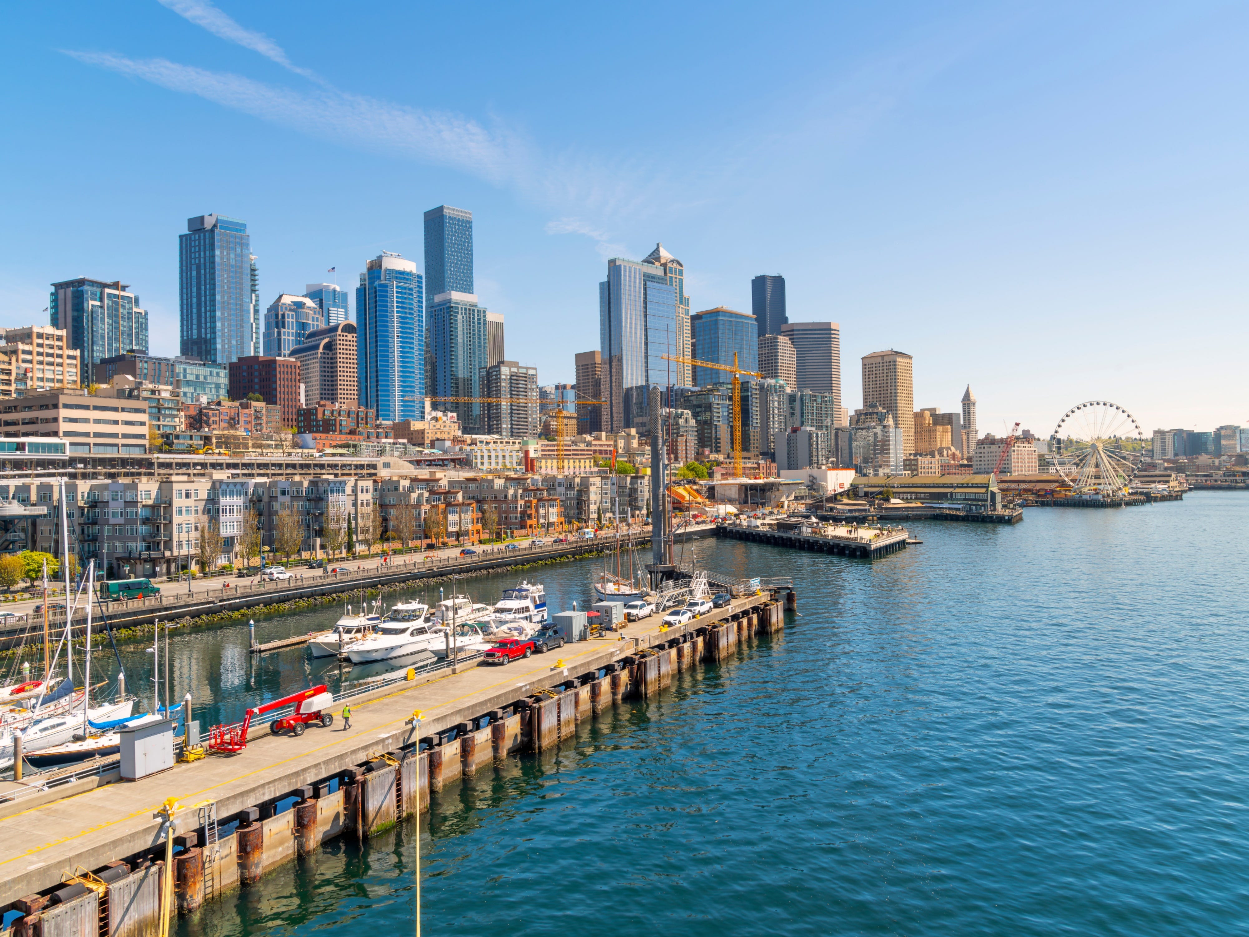 Blick auf die Skyline und das Touristengebiet am Hafen, einschließlich des Great Wheel, von einem Kreuzfahrtschiff im Puget Sound in Seattle, Washington.