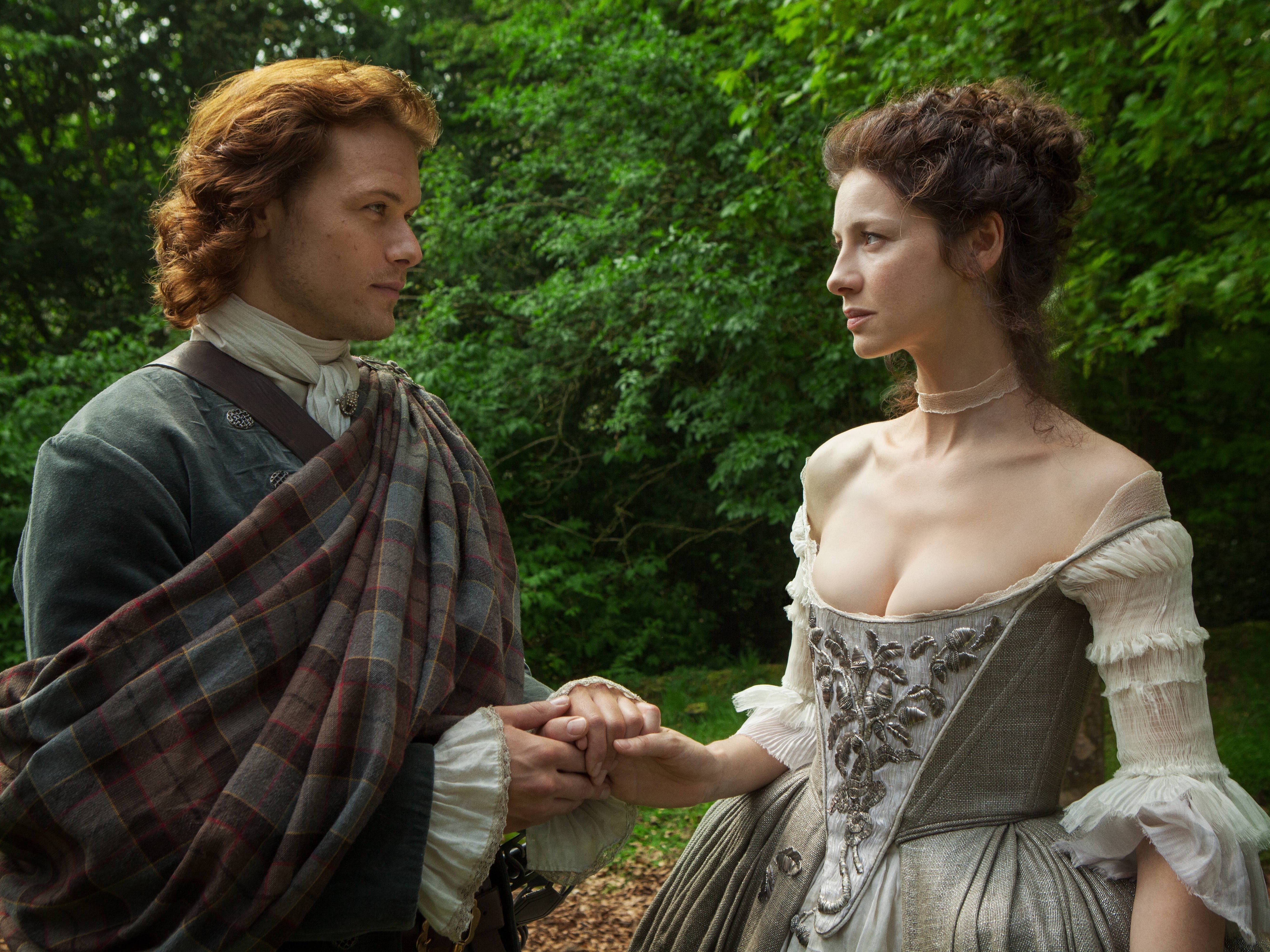 Sam Heughan und Caitríona Balfe in der ersten Staffel von „Outlander“.