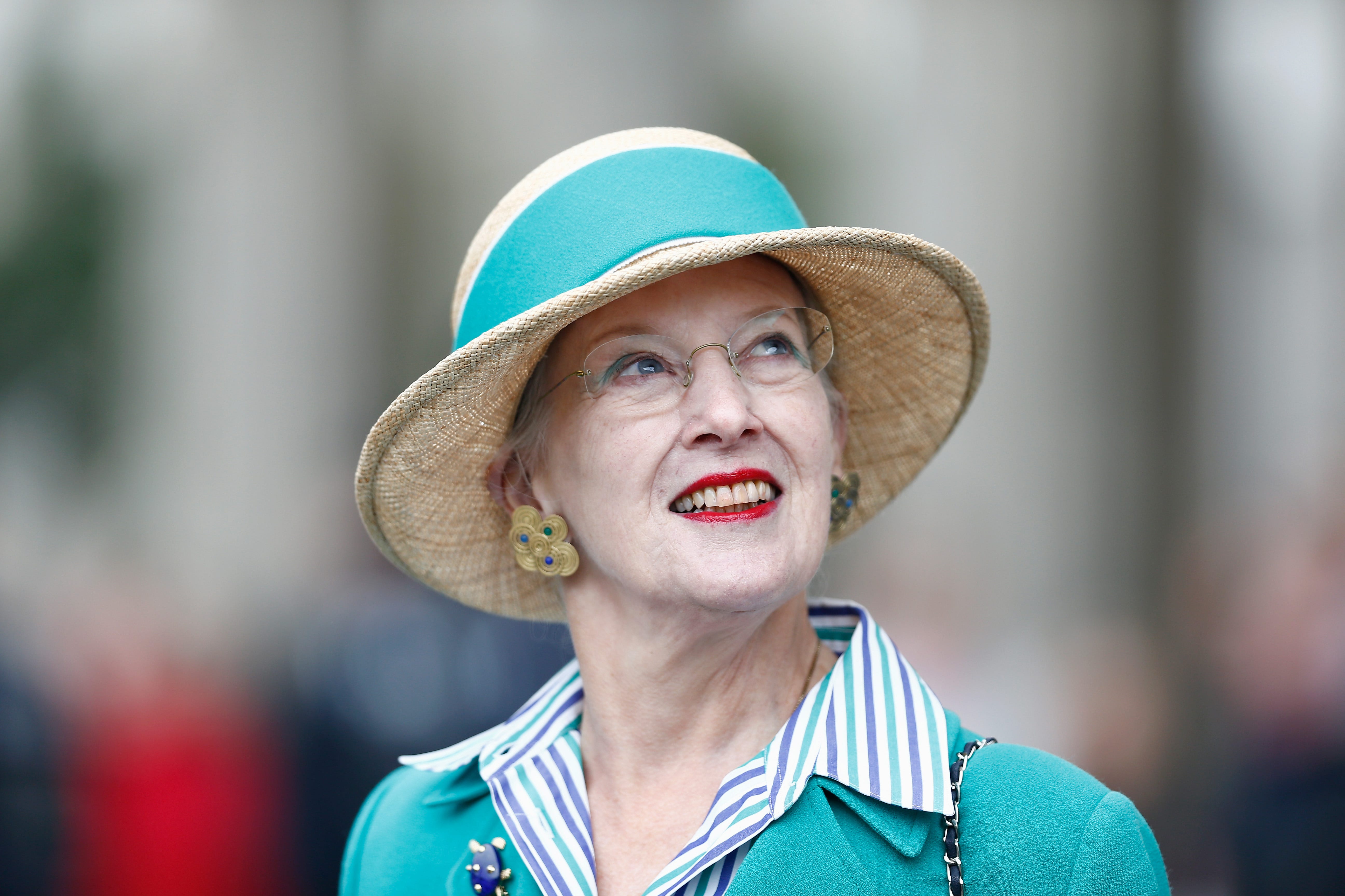 Königin Margrethe II. von Dänemark lächelt während eines Besuchs am Brandenburger Tor am 10. September 2014 in Berlin, Deutschland.  Königin Margrethe ist zu einem zweitägigen Besuch in Berlin.