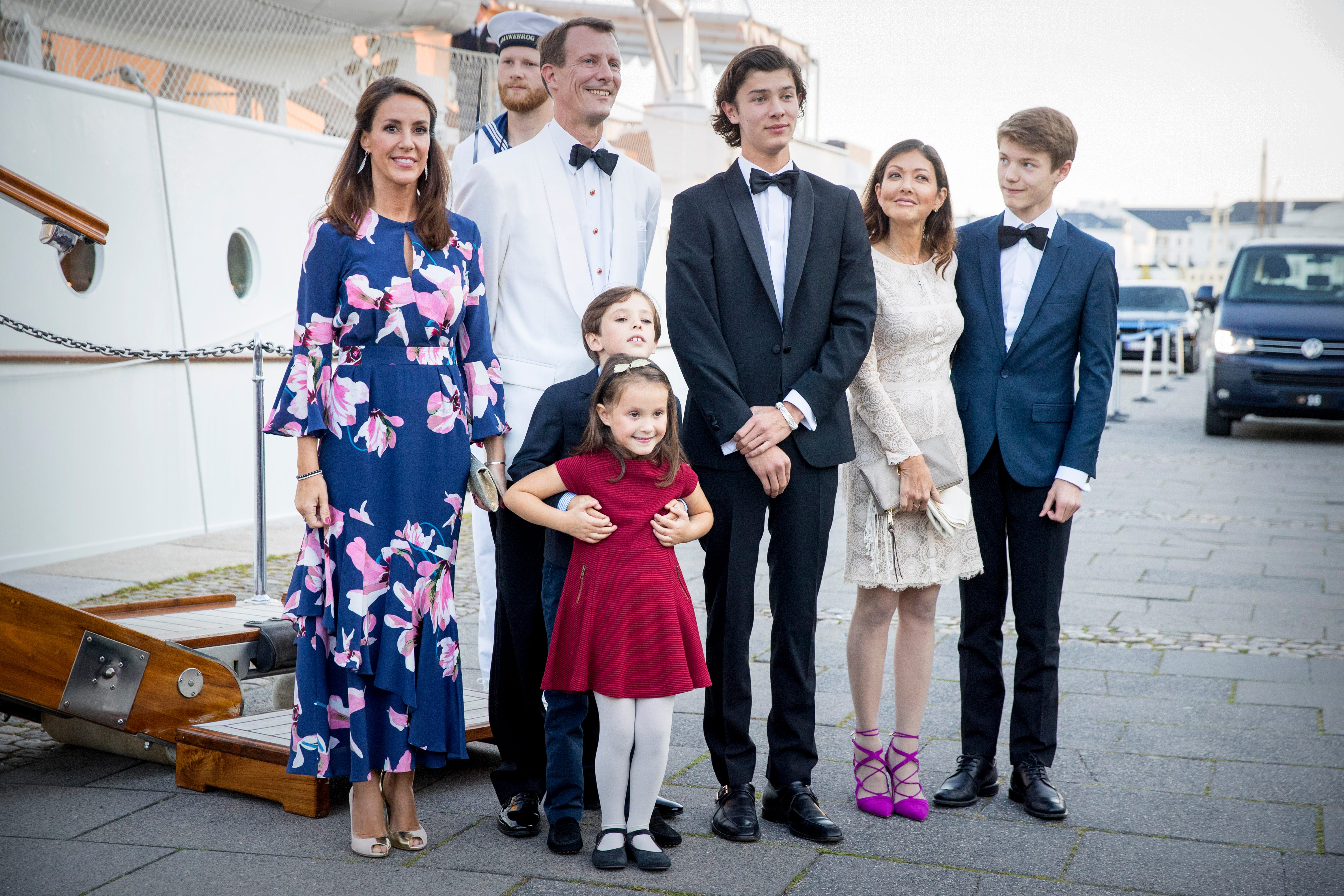 Prinzessin Marie von Dänemark, Prinz Joachim von Dänemark, Prinz Henrik von Dänemark, Prinzessin Athene von Dänemark, Prinz Nikolai von Dänemark, Gräfin Alexandra von Dänemark und Prinz Felix von Dänemark im August 2017
