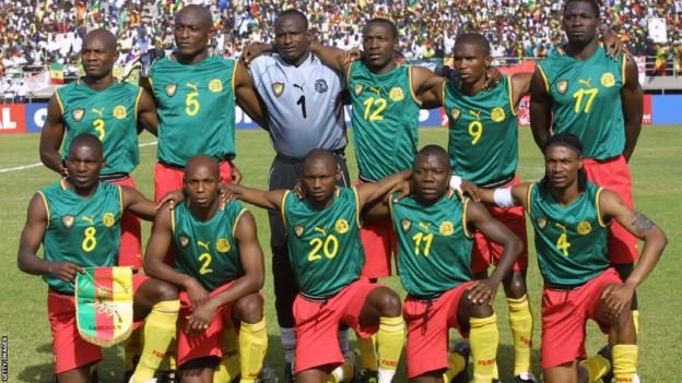 Kameruner Spieler stehen vor einem Spiel beim Afrikanischen Nationen-Pokal 2002 in einer Aufstellung