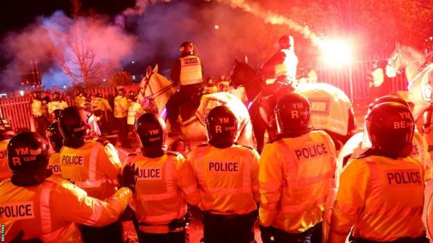 Die Polizei hält Fans von Legia Warschau vor dem Villa Park fest