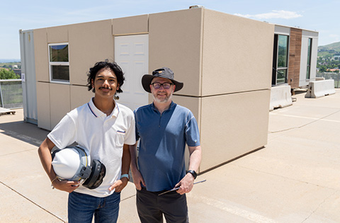 Sommer 2023 JUMP into MINT-Praktikant Zachary Trahan und sein Mentor David Goldwasser stehen gemeinsam auf dem Dach eines Gebäudes auf dem NREL-Campus.
