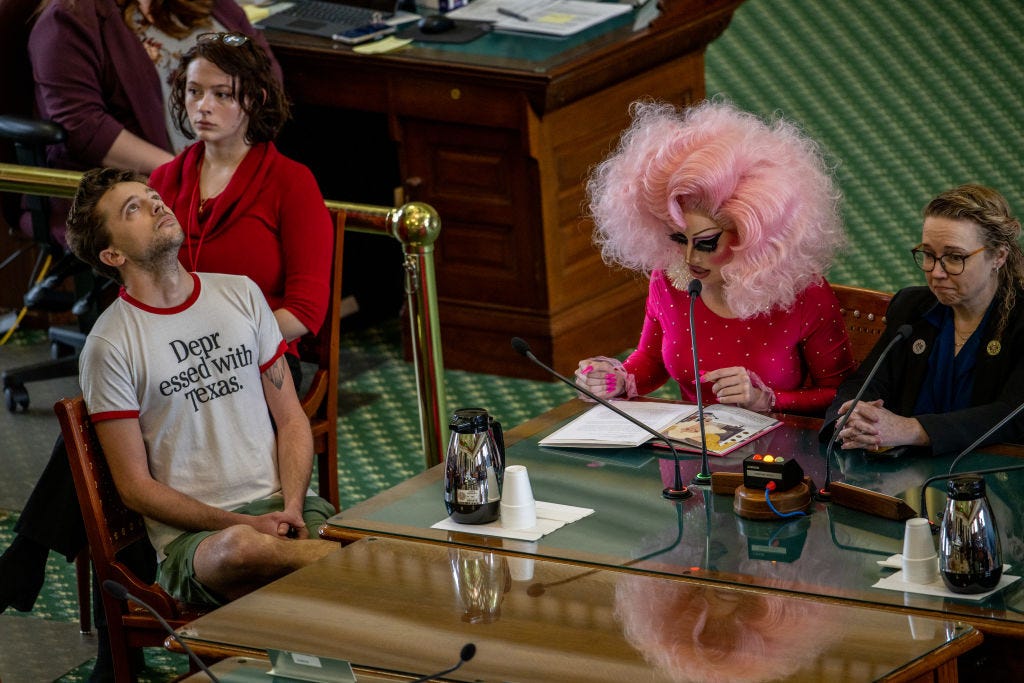 Drag Queen Brigitte Bandit gibt im Senatssaal des Texas State Capitol eine Aussage