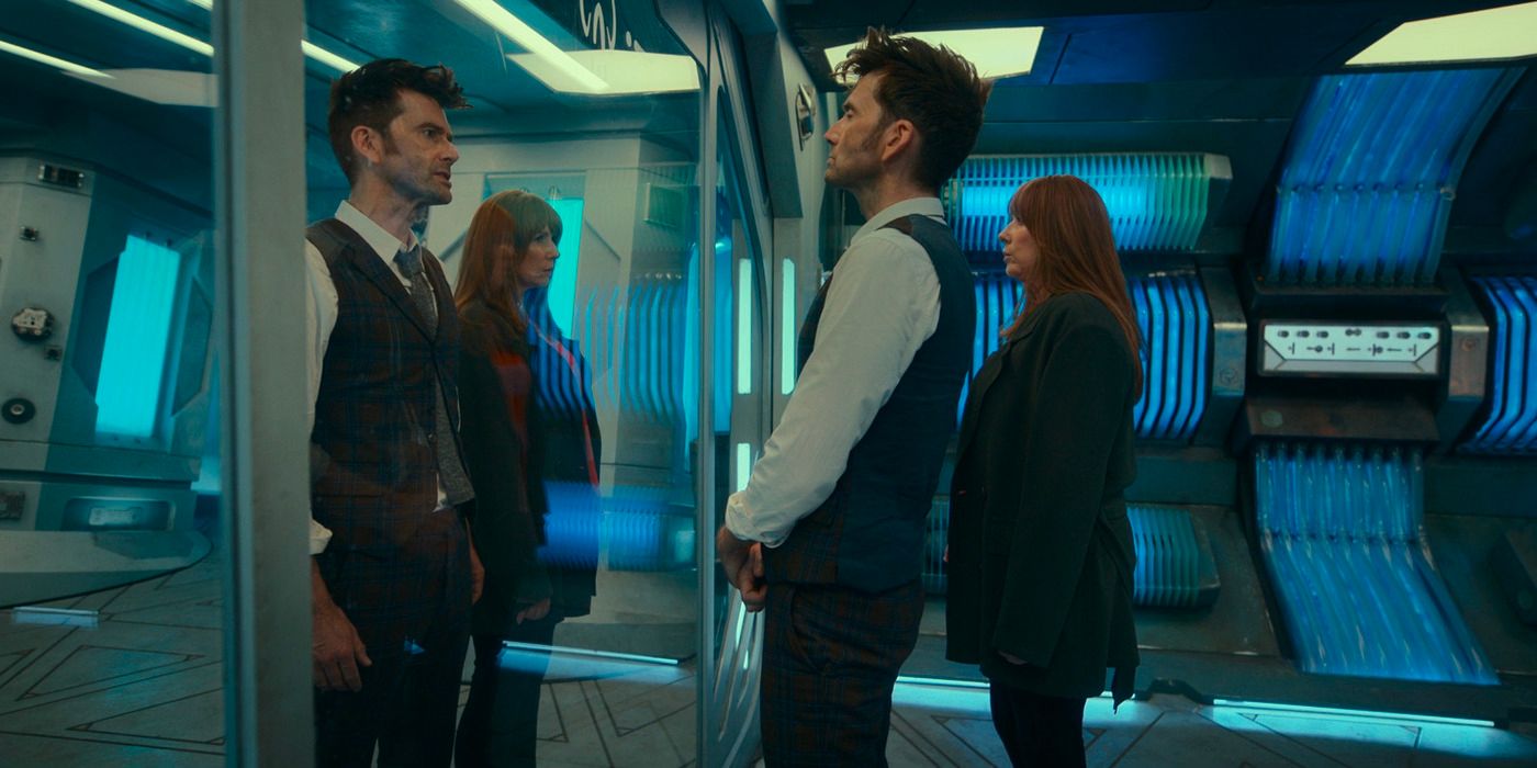 Donna und der Doktor mit den Kreaturen, die ihnen im Special zum 60-jährigen Jubiläum von Doctor Who identisch aussehen 