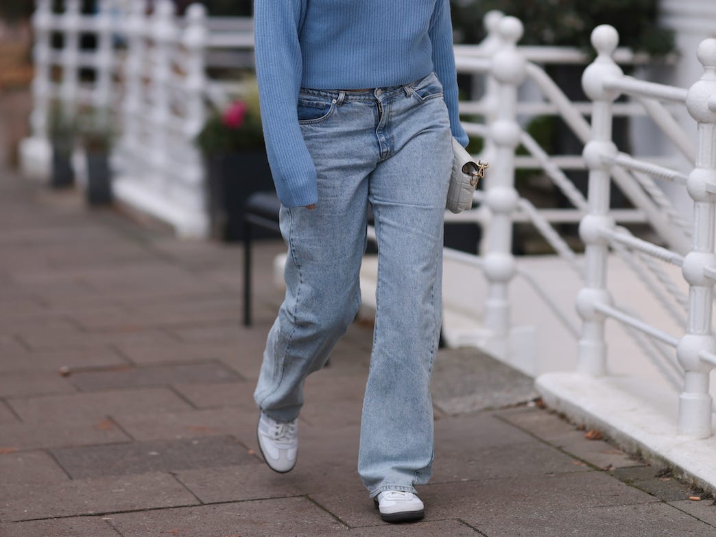 Britta Becker trägt in Hamburg Jeans mit geradem Bein.