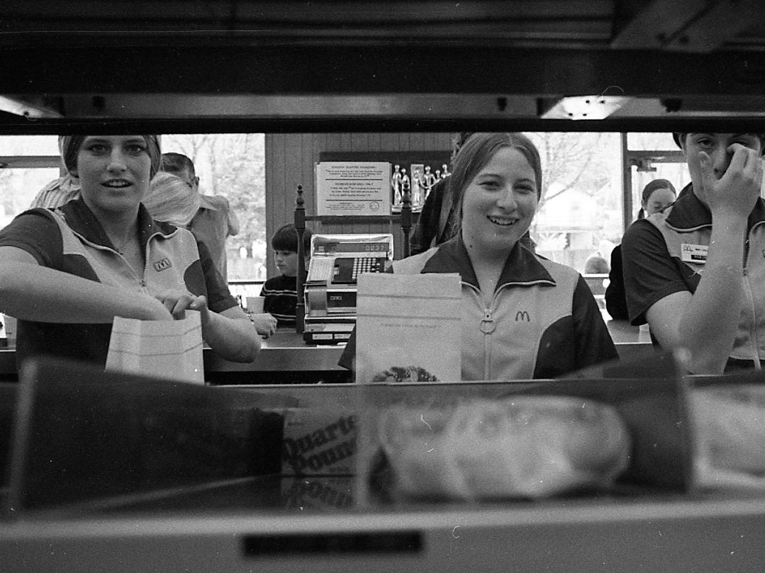 Arbeiter bei McDonald's tüten Hamburger im Jahr 1973 ein