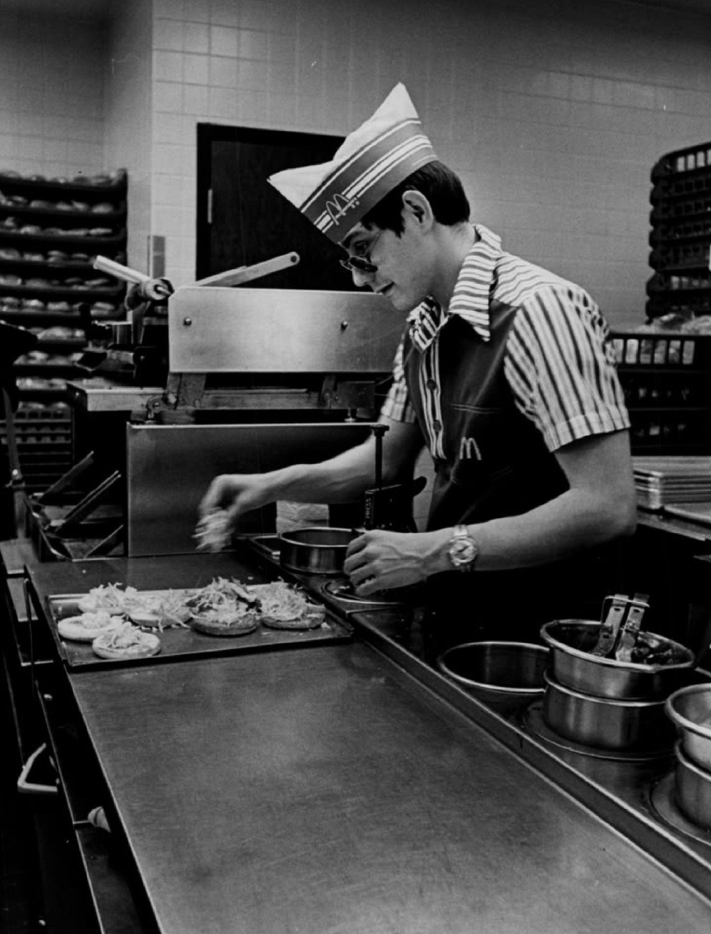 Ein Angestellter bereitet 1979 in einem McDonald's-Restaurant Burger zu