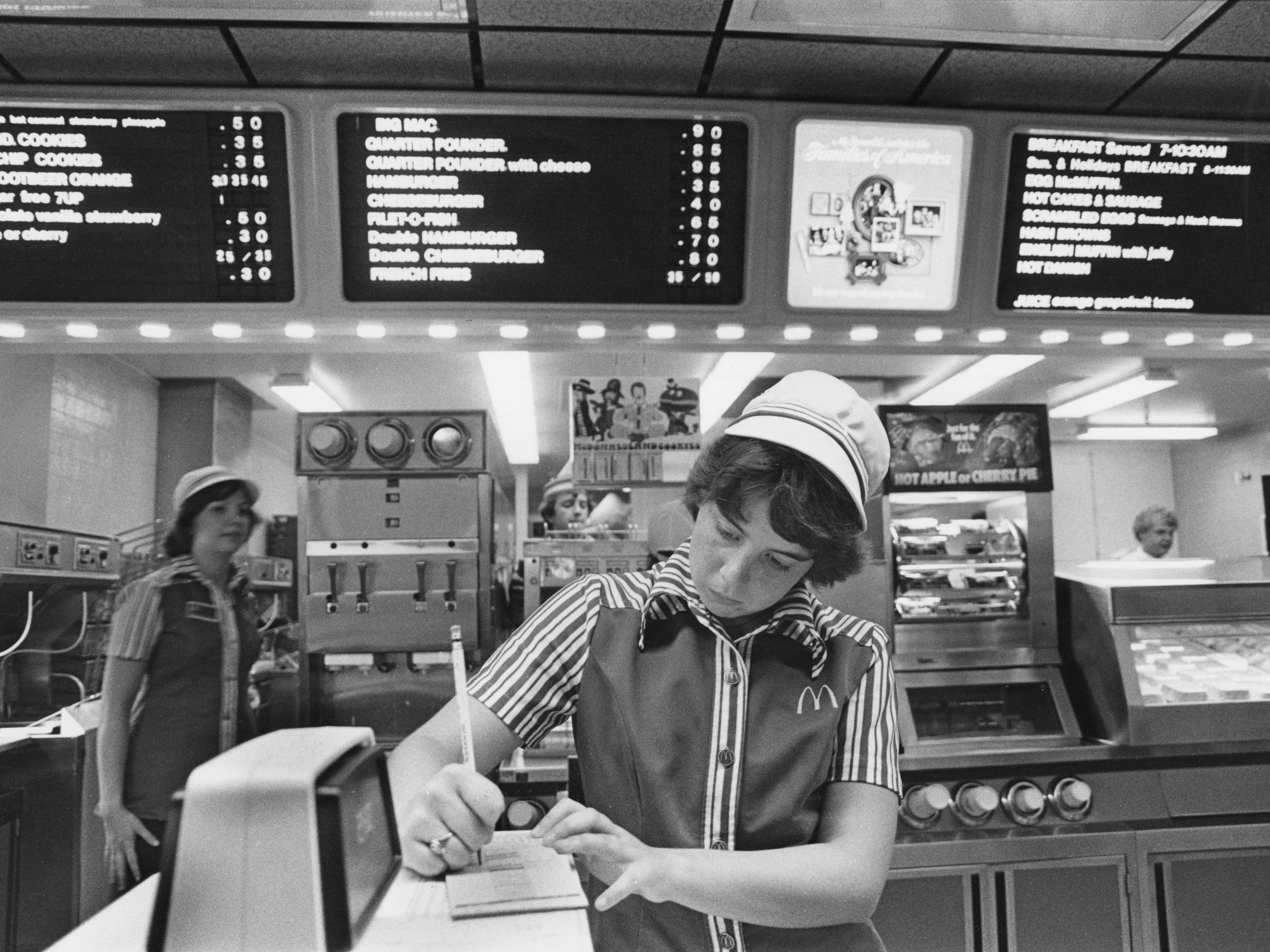 Ein Mitarbeiter macht sich 1978 Notizen an der Theke von McDonald's in Southfield, Michigan