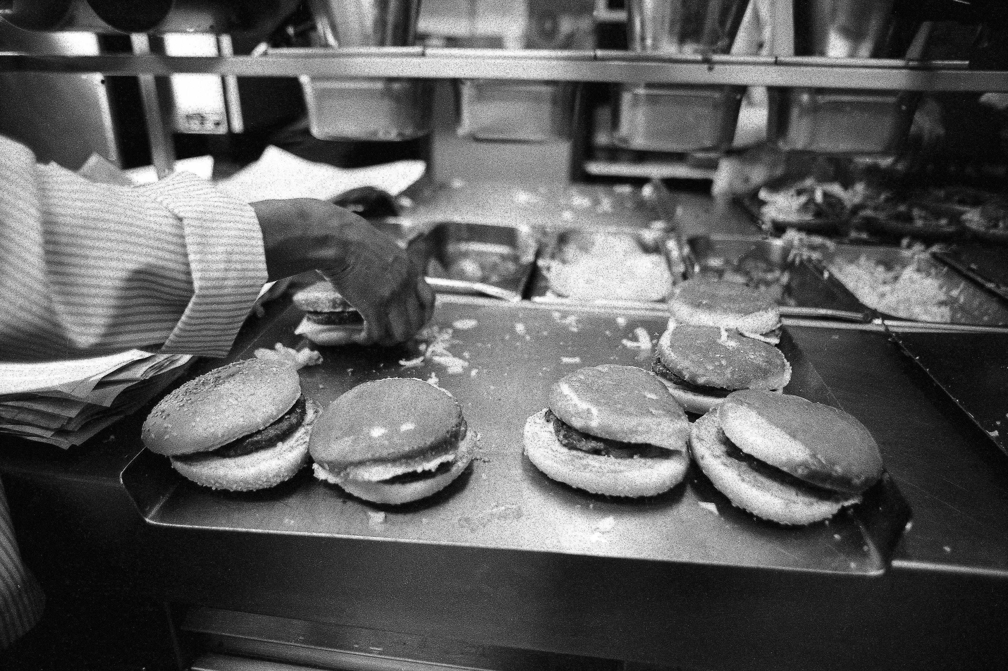 Ein Angestellter bereitet 1982 in einem Burger-King-Restaurant Burger zu