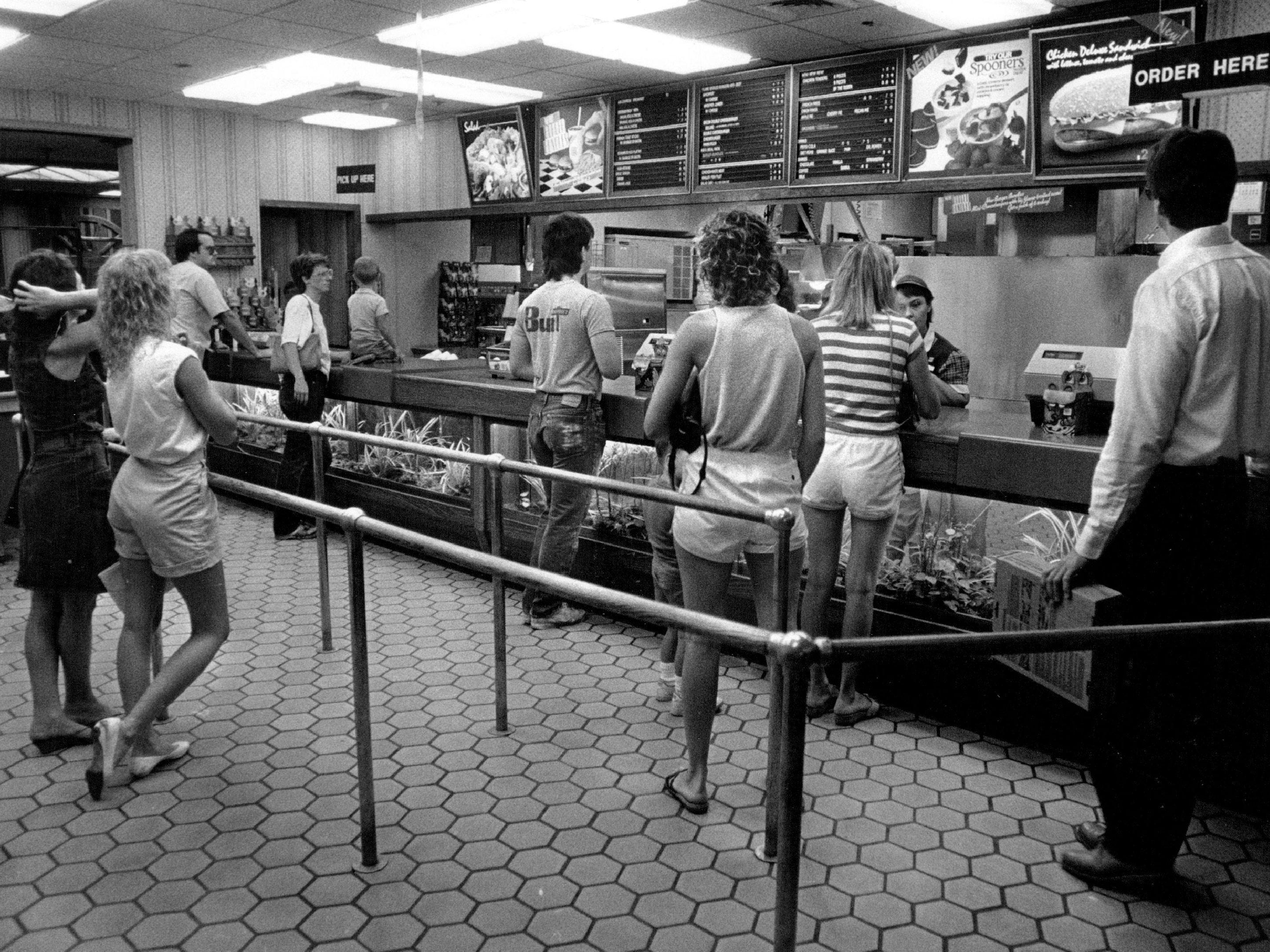Kunden stehen 1987 in einem Burger-King-Restaurant Schlange