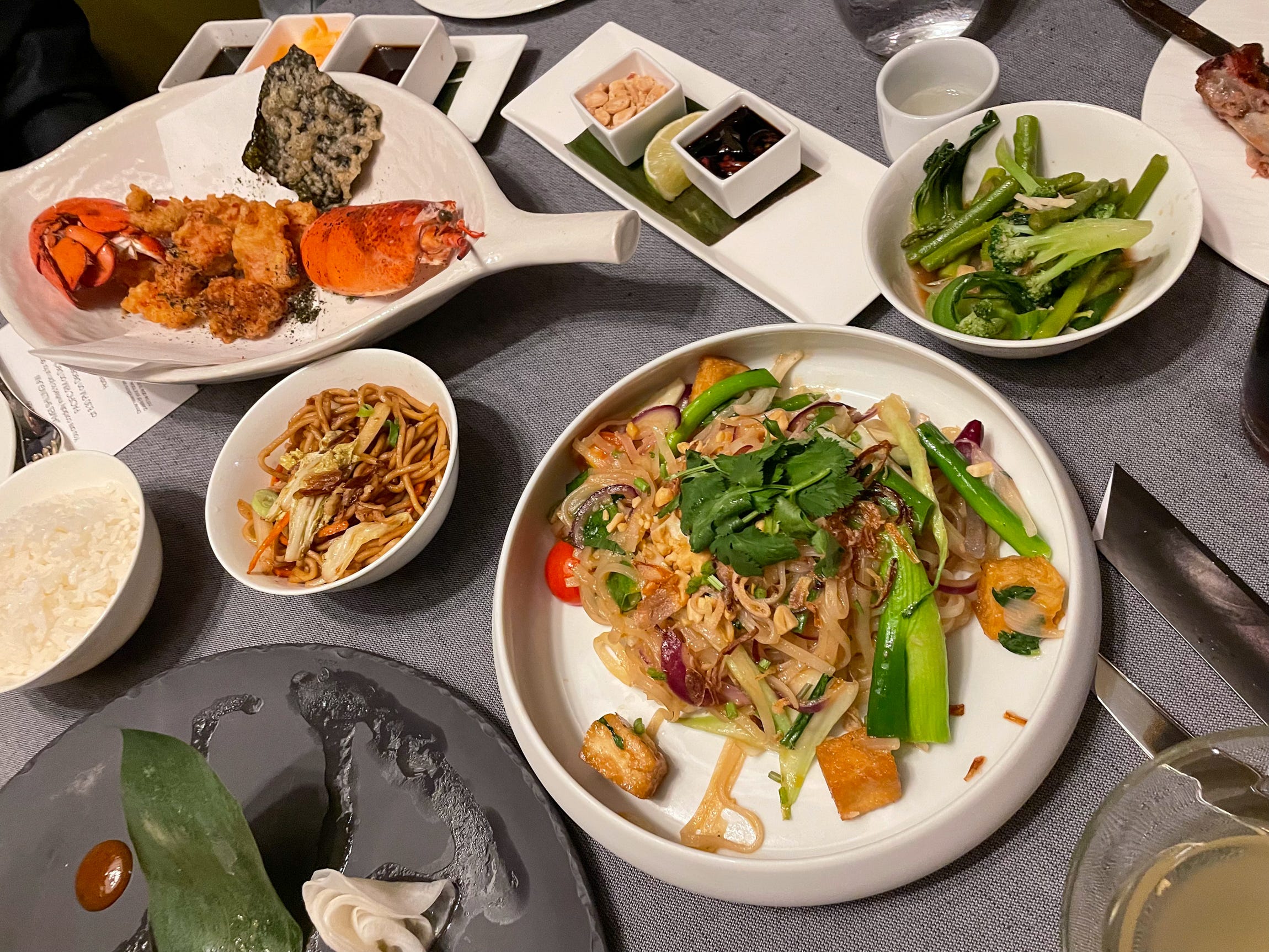 Panasiatisches Essen auf einem Tisch im Pacific Rim des Regent Seven Seas Cruises Grandeur