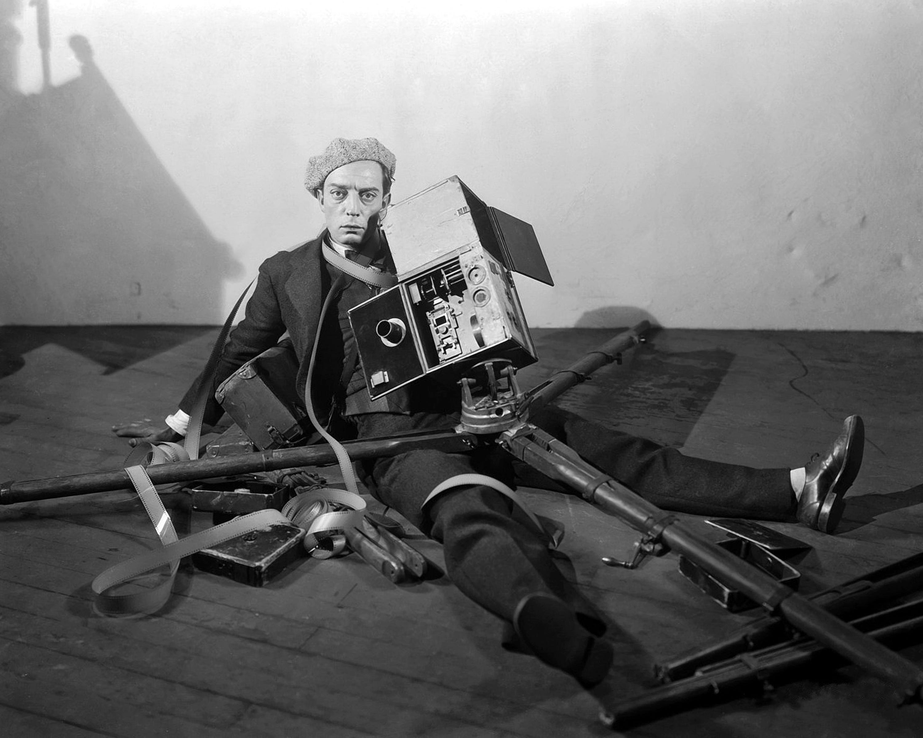 Schauspieler und Regisseur Buster Keaton posiert für ein Porträt am Set seines MGM-Films „The Cameraman“