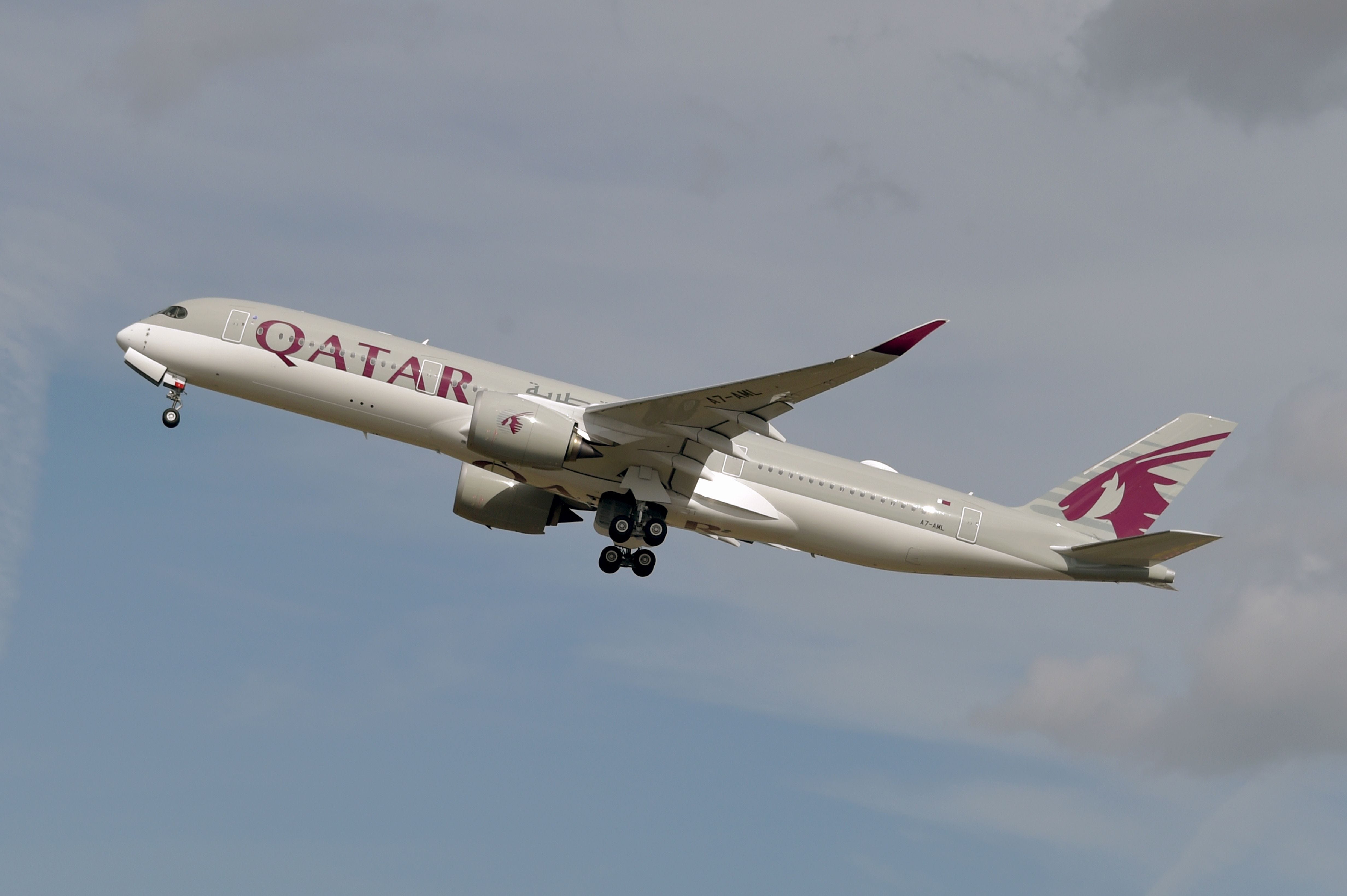   Ein Airbus A350 der Qatar Airways nach dem Start vom Flughafen Toulouse-Blagnac
