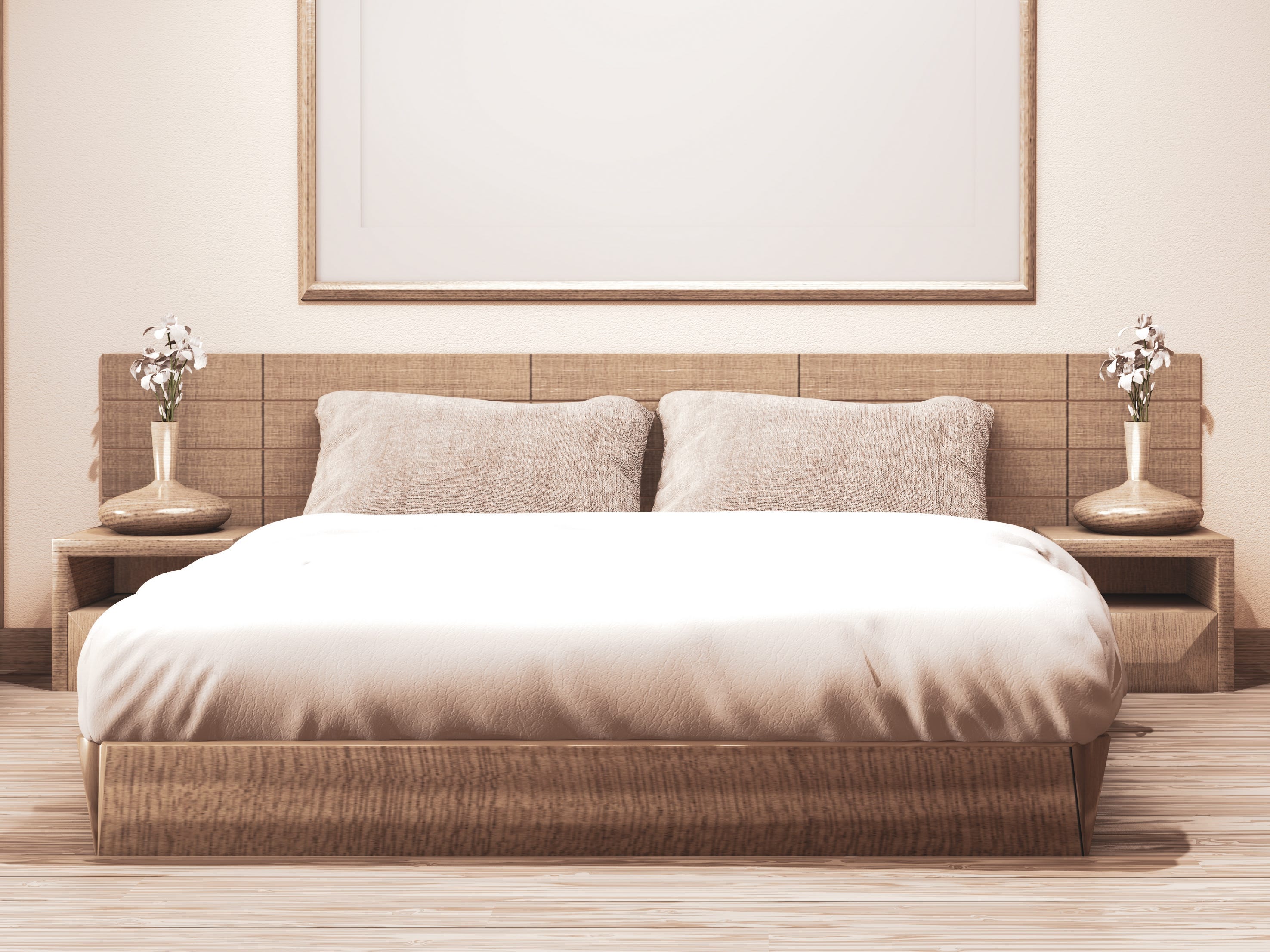 Ein bodentiefes Bett mit braunen Akzenten.  Über dem Bett befindet sich ein leerer Rahmen mit dünnen braunen Kanten.