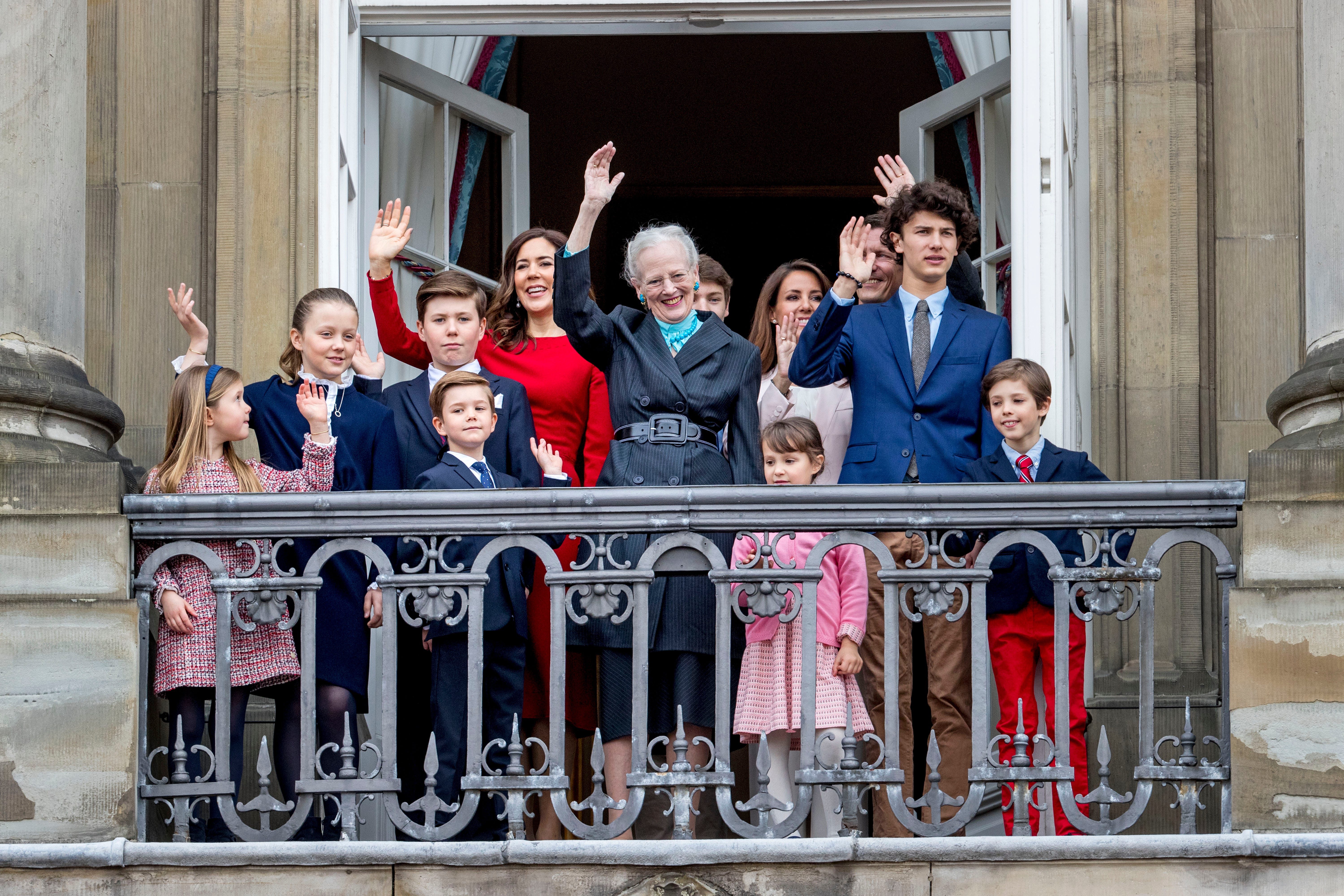 Mitglieder der dänischen Königsfamilie winken am 16. April 2018 vom Balkon des Schlosses Amalienborg