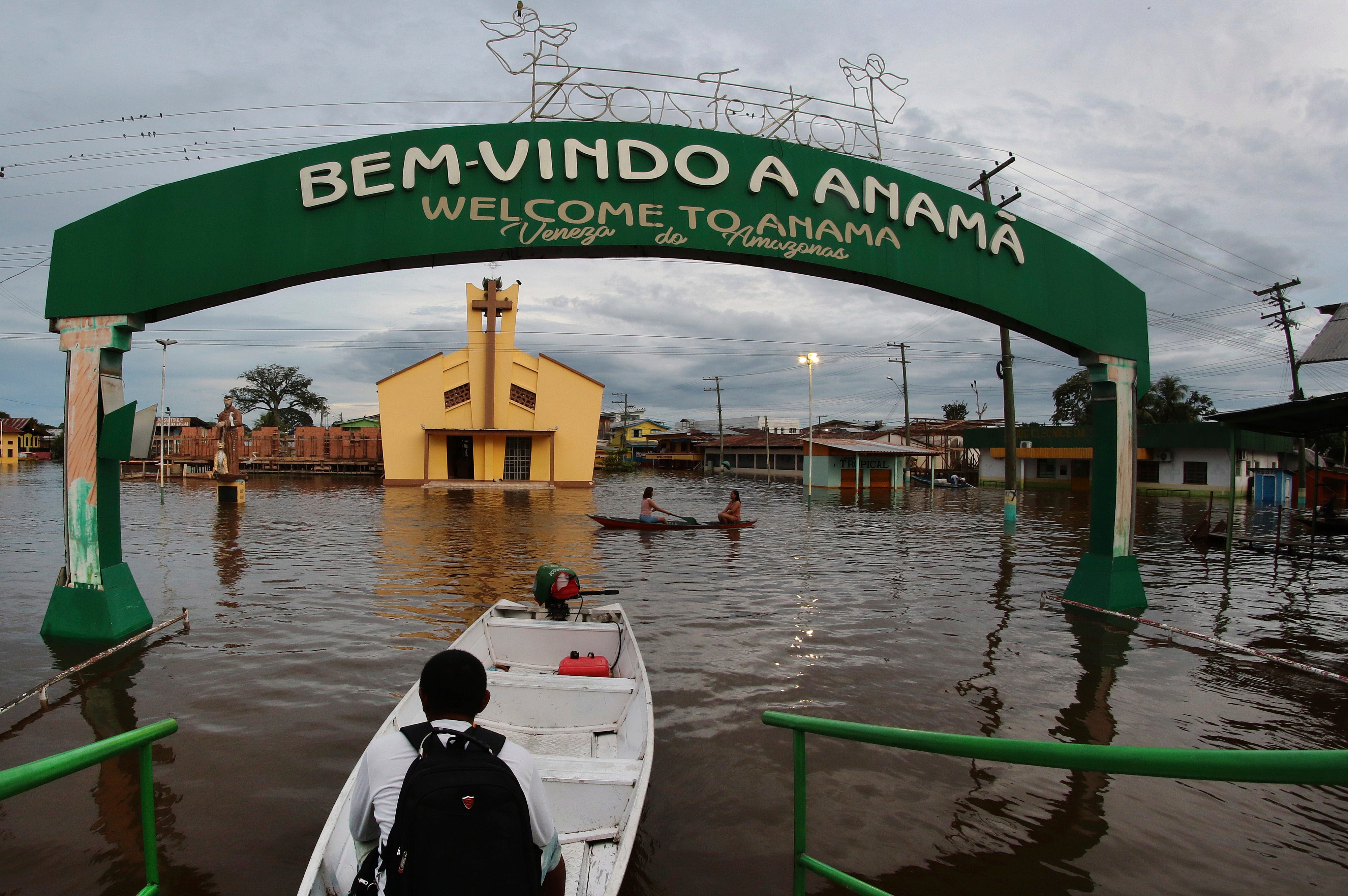 Anwohner navigieren über überflutete Straßen in Anama, Bundesstaat Amazonas, Brasilien
